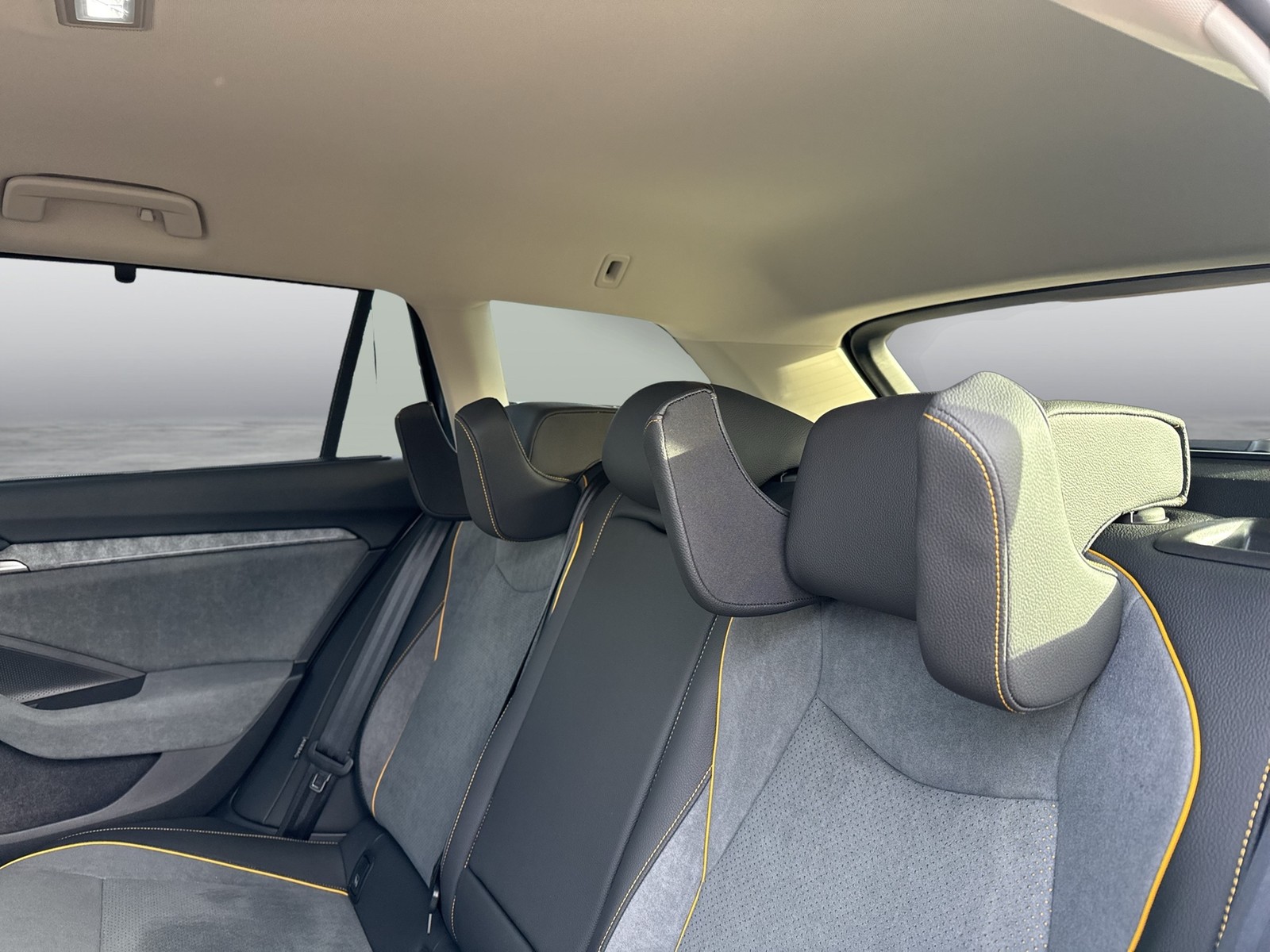 Skoda Superb Combi 2.0TDI DSG 4x4 Selection AHK HuD ACC NAV DCC 360Grad