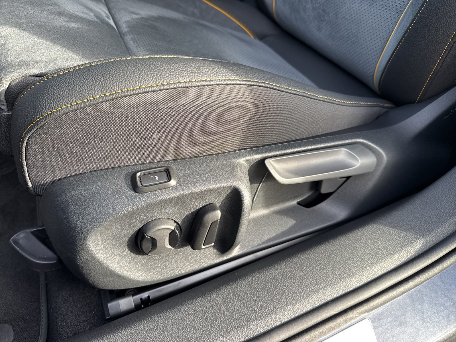 Skoda Superb Combi 2.0TDI DSG 4x4 Selection AHK HuD ACC NAV DCC 360Grad