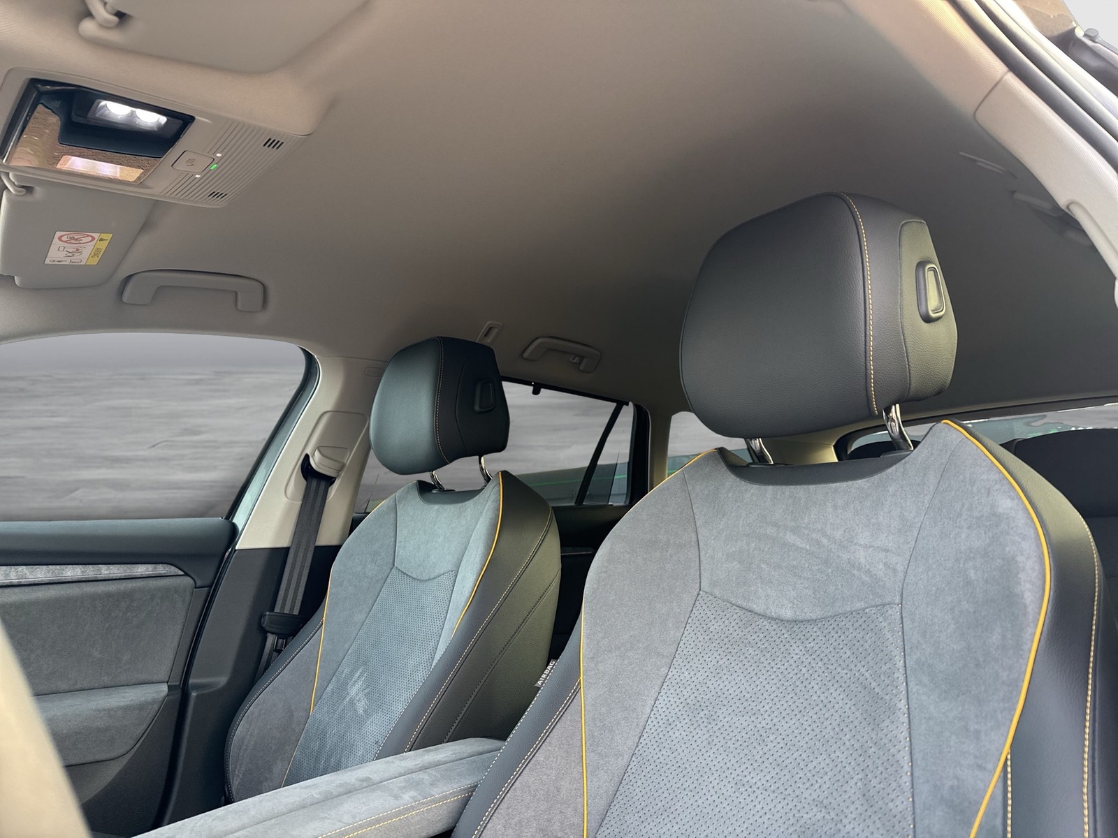 Skoda Superb Combi 2.0TDI DSG 4x4 Selection AHK HuD ACC NAV DCC 360Grad