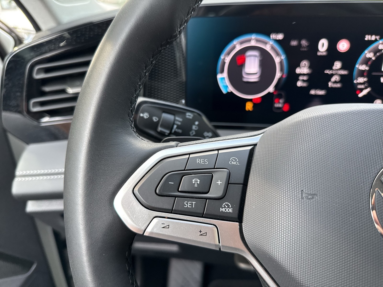 Volkswagen Tiguan 2.0 LIFE 4X4 STANDHZ. AHK CAM ACC NAVI