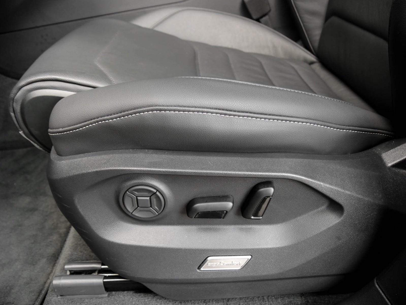 Volkswagen Touareg V6 NEUES MODELL AHK CAM ACC LM19 NAVI