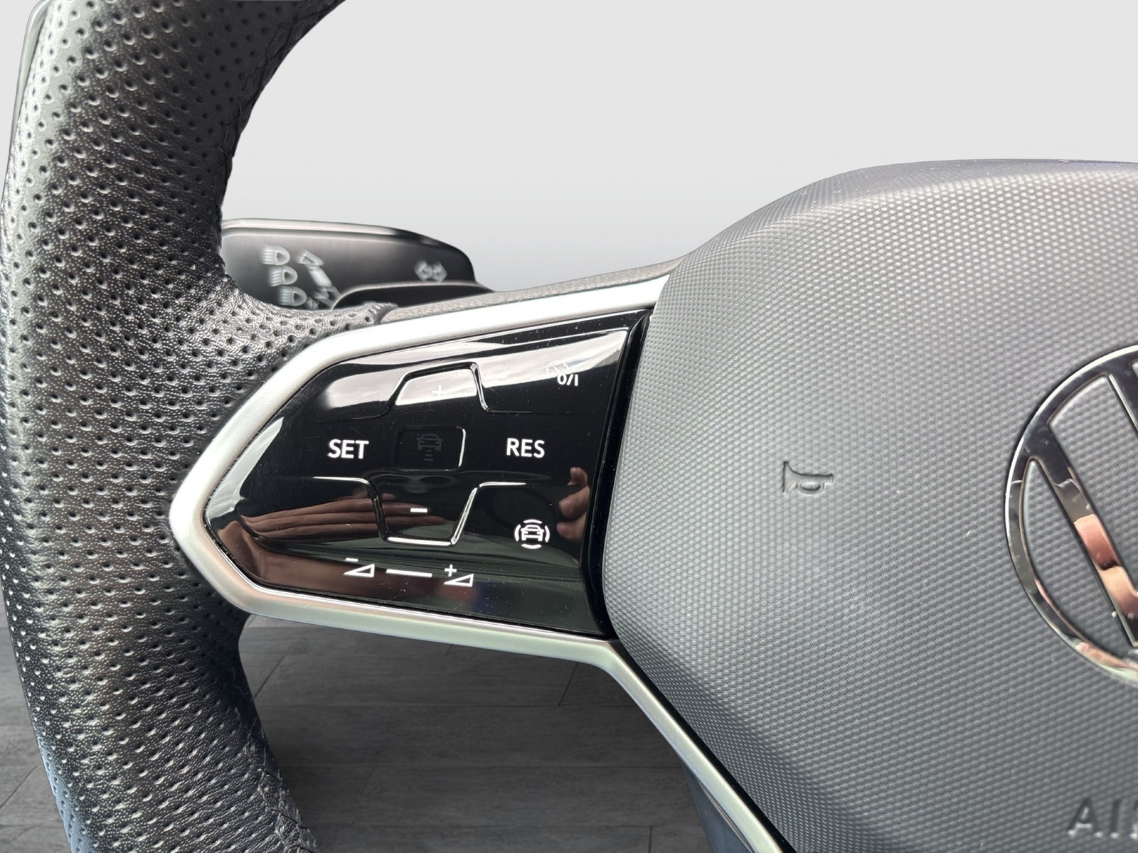 Volkswagen Golf VIII 1.5 eTSI R-LINE CAM LM17 CARPLAY