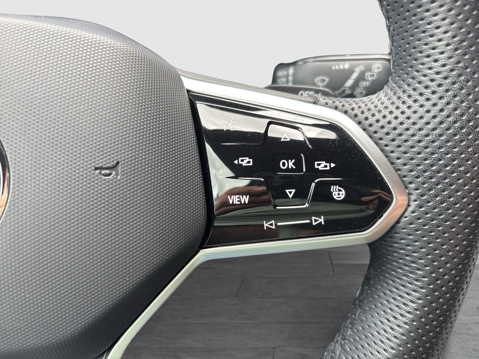 Volkswagen Golf VIII 1.5 eTSI R-LINE CAM LM17 CARPLAY