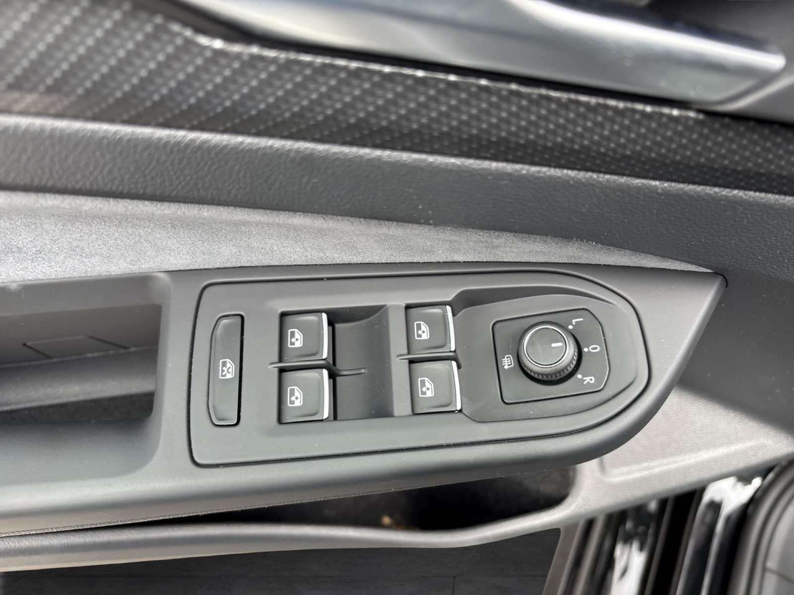 Volkswagen Golf VIII 1.5 eTSI R-LINE CAM LM17 CARPLAY