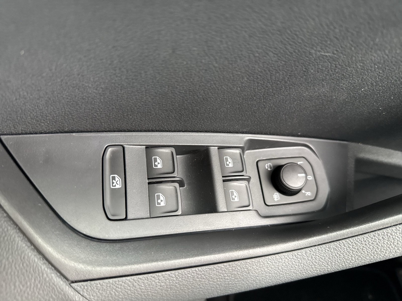 Skoda Karoq 2.0 SPORTLINE 4X4 PANO AHK CAM ACC LM18