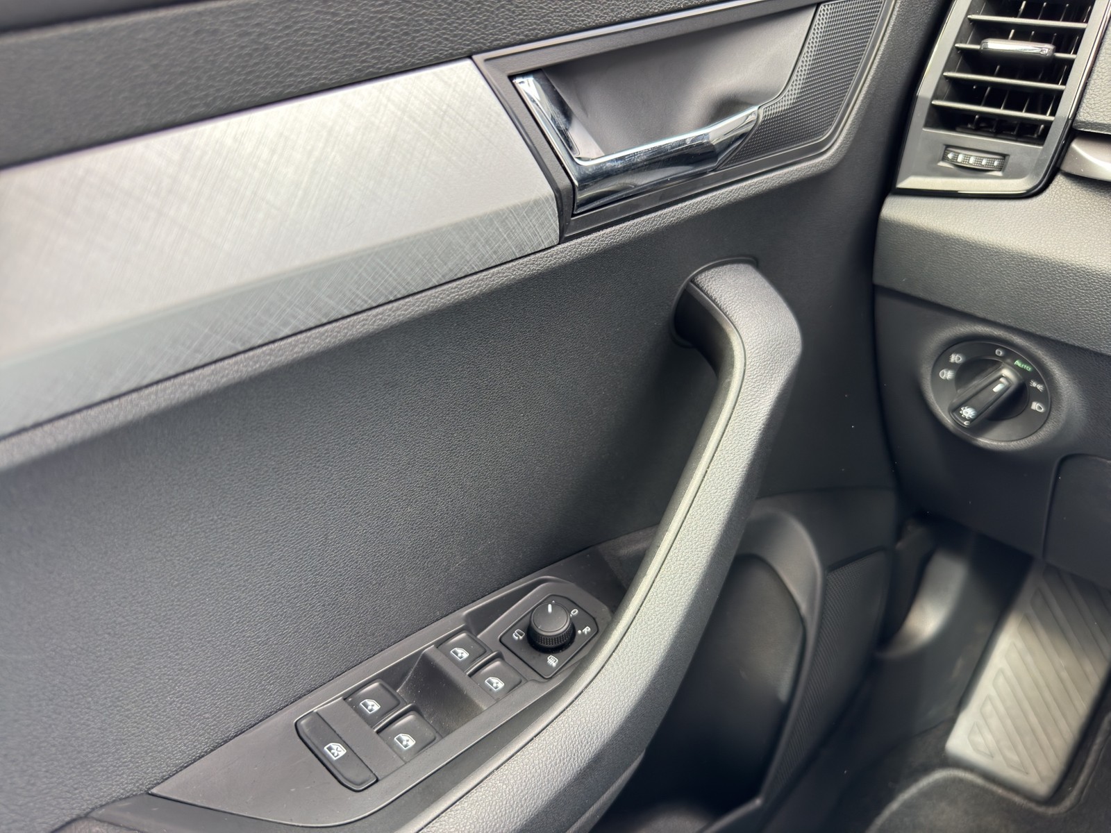 Skoda Karoq 1.5 SELECTION CAM LM17 NAVI SITZHEIZUNG