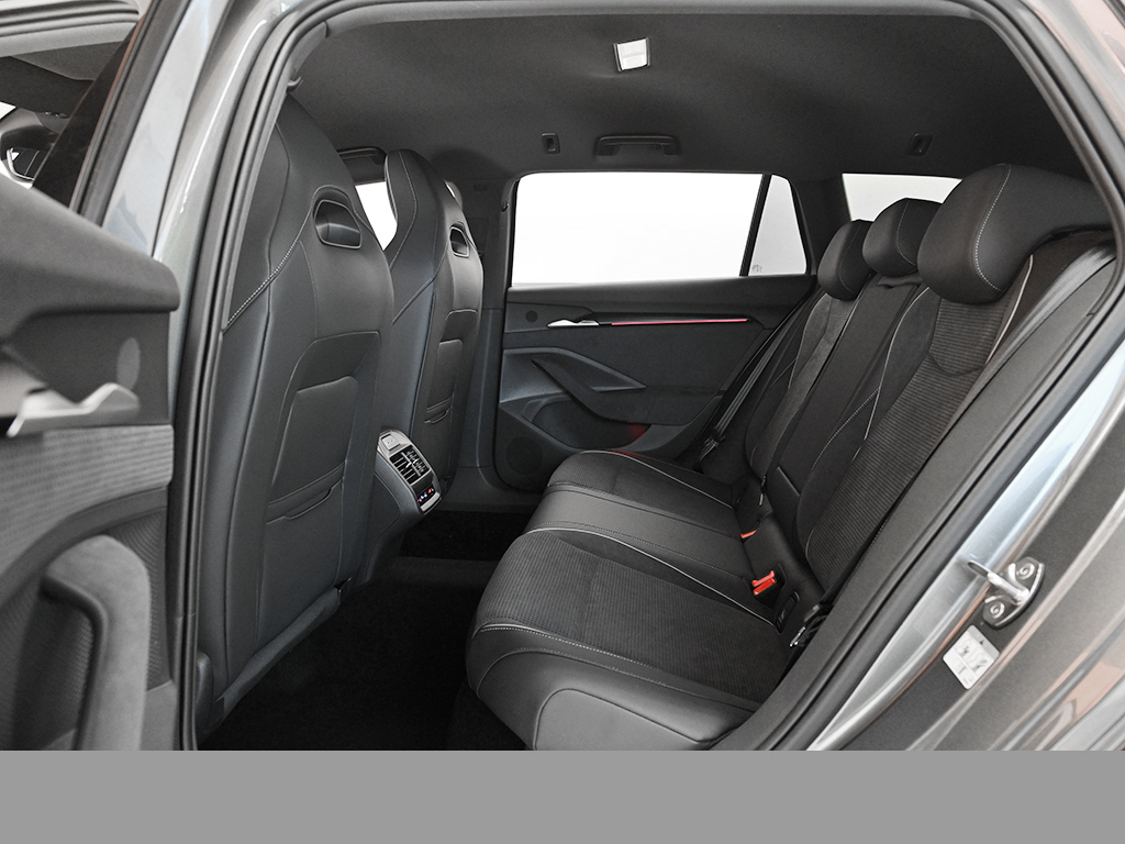 Skoda Superb Combi HYBRID SPORTLINE AHK HEADUP eSITZE