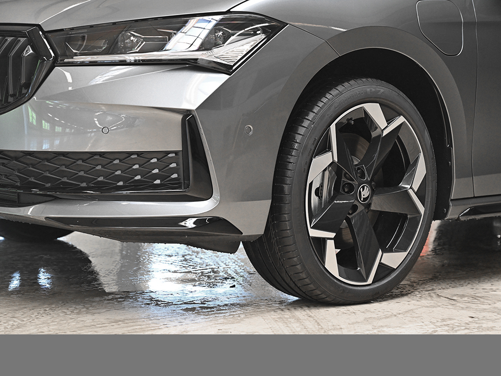Skoda Superb Combi HYBRID SPORTLINE AHK HEADUP eSITZE