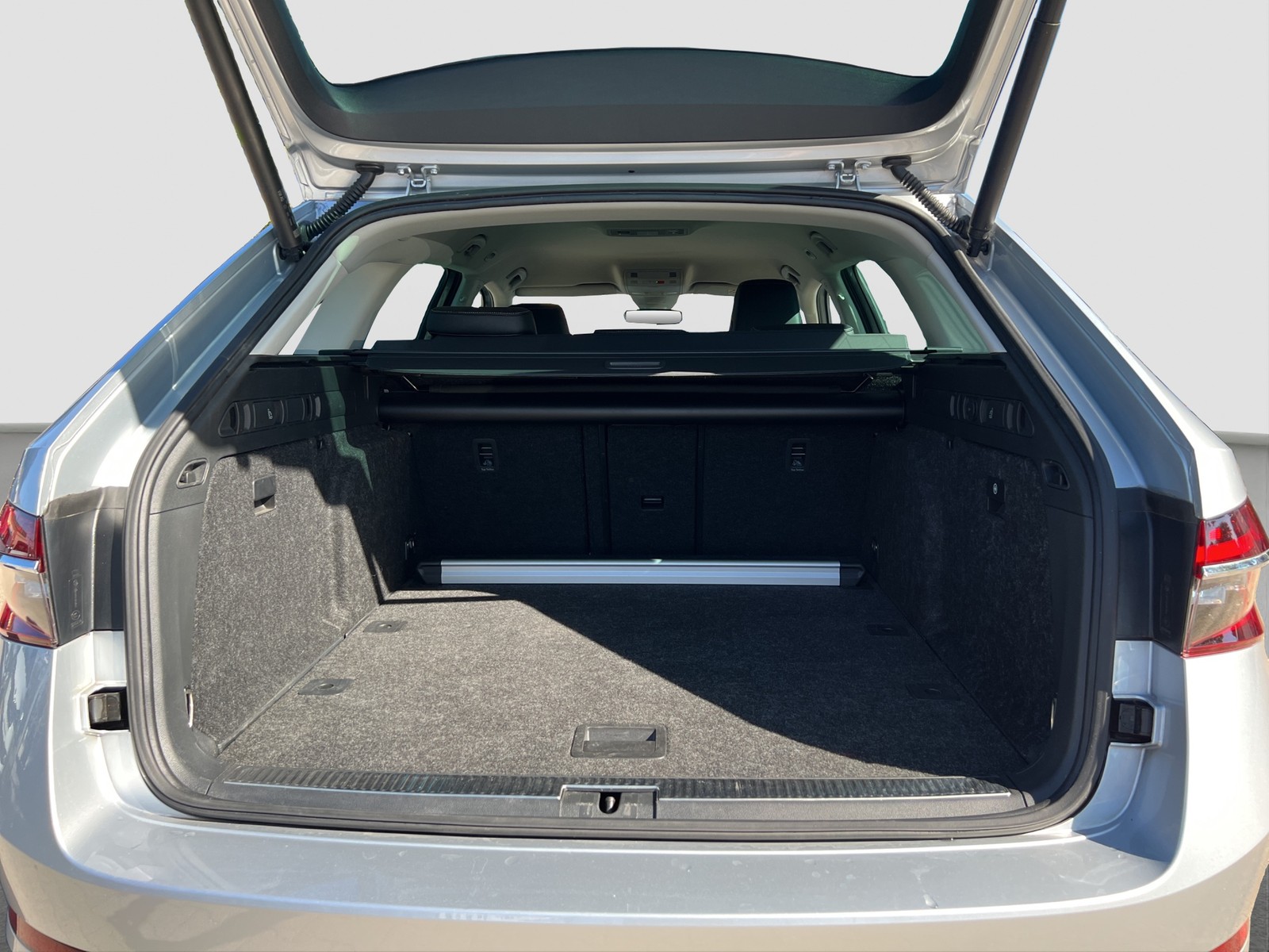 Skoda Superb Combi 2.0 L&K LEDER CAM ACC LM18 E-KLAPPE