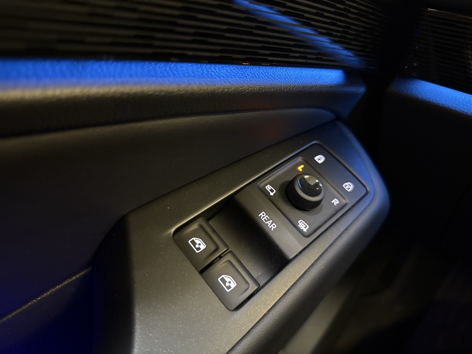 Volkswagen ID.7 Tourer PRO WÄRMEPUMPE AHK 360°CAM ACC LM19