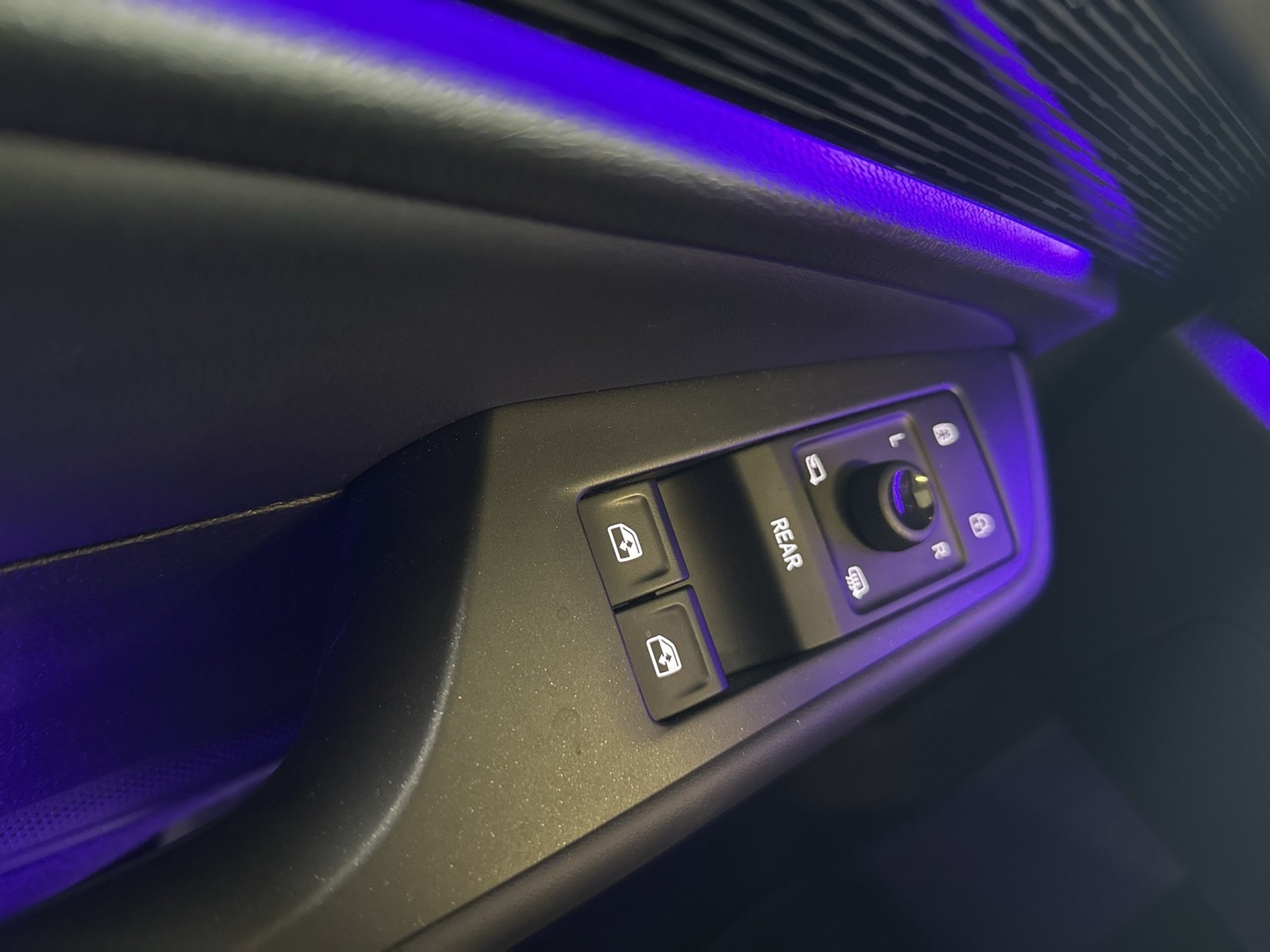 Volkswagen ID.7 Tourer PRO WÄRMEPUMPE AHK 360°CAM ACC LM19