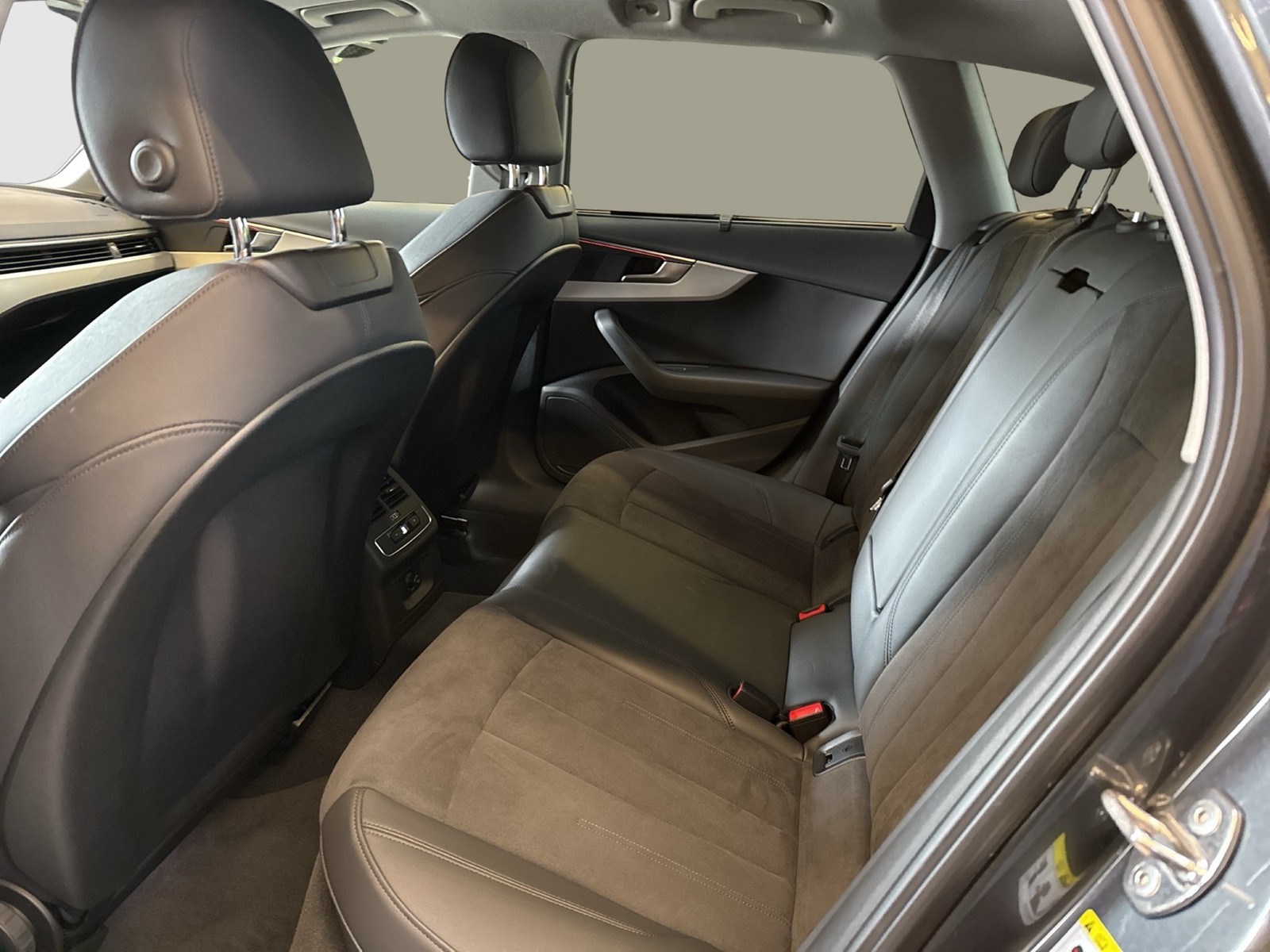 Audi A4 Avant 40 S LINE PANO STANDHZ. AHK CAM ALU19