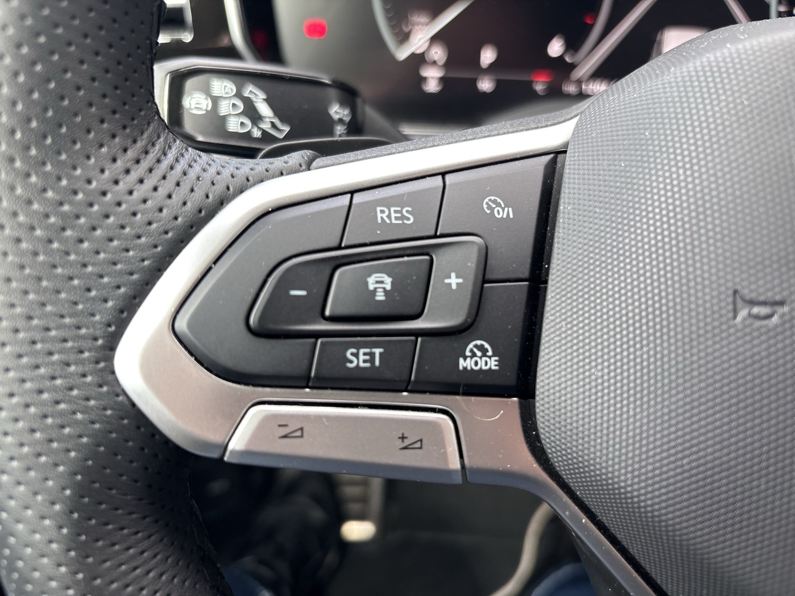 Volkswagen Touareg V6 R-LINE NEUES MODELL AHK CAM ACC LM19