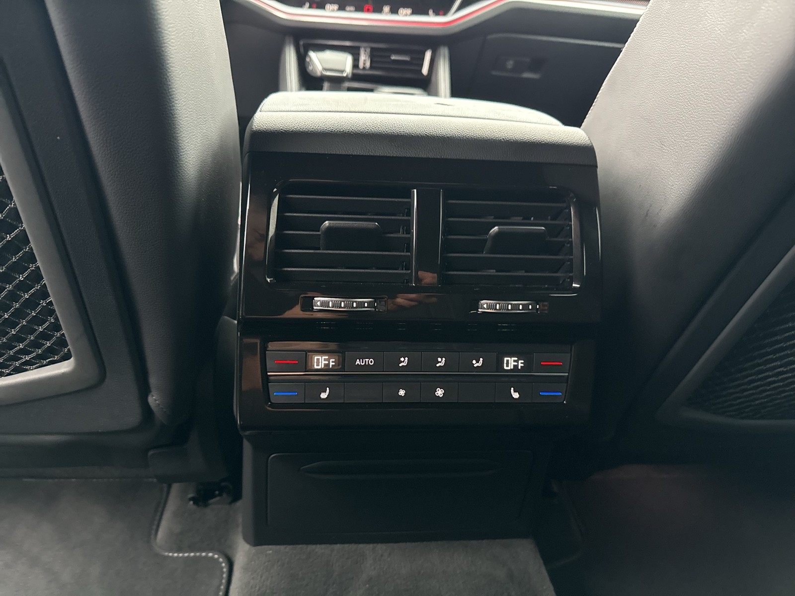 Volkswagen Touareg V6 R-LINE NEUES MODELL AHK CAM ACC LM19