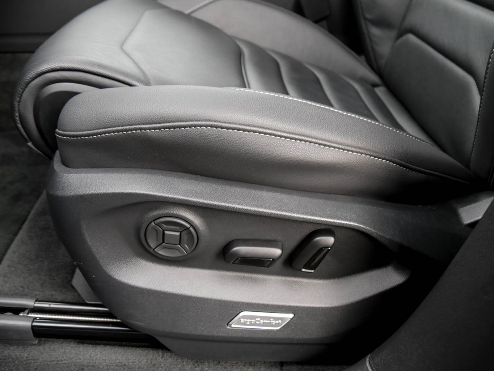 Volkswagen Touareg V6 R-LINE NEUES MODELL AHK CAM ACC LM19