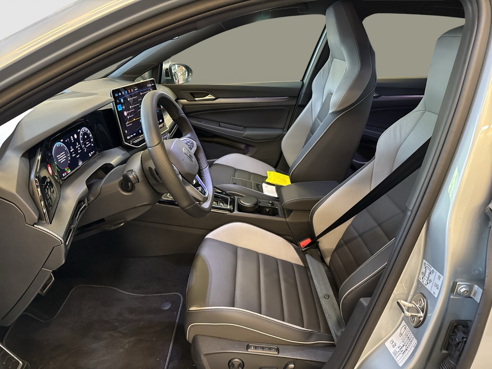 Volkswagen Golf VIII 1.5 HYBRID GTE LEDER AHK 360°CAM LM18