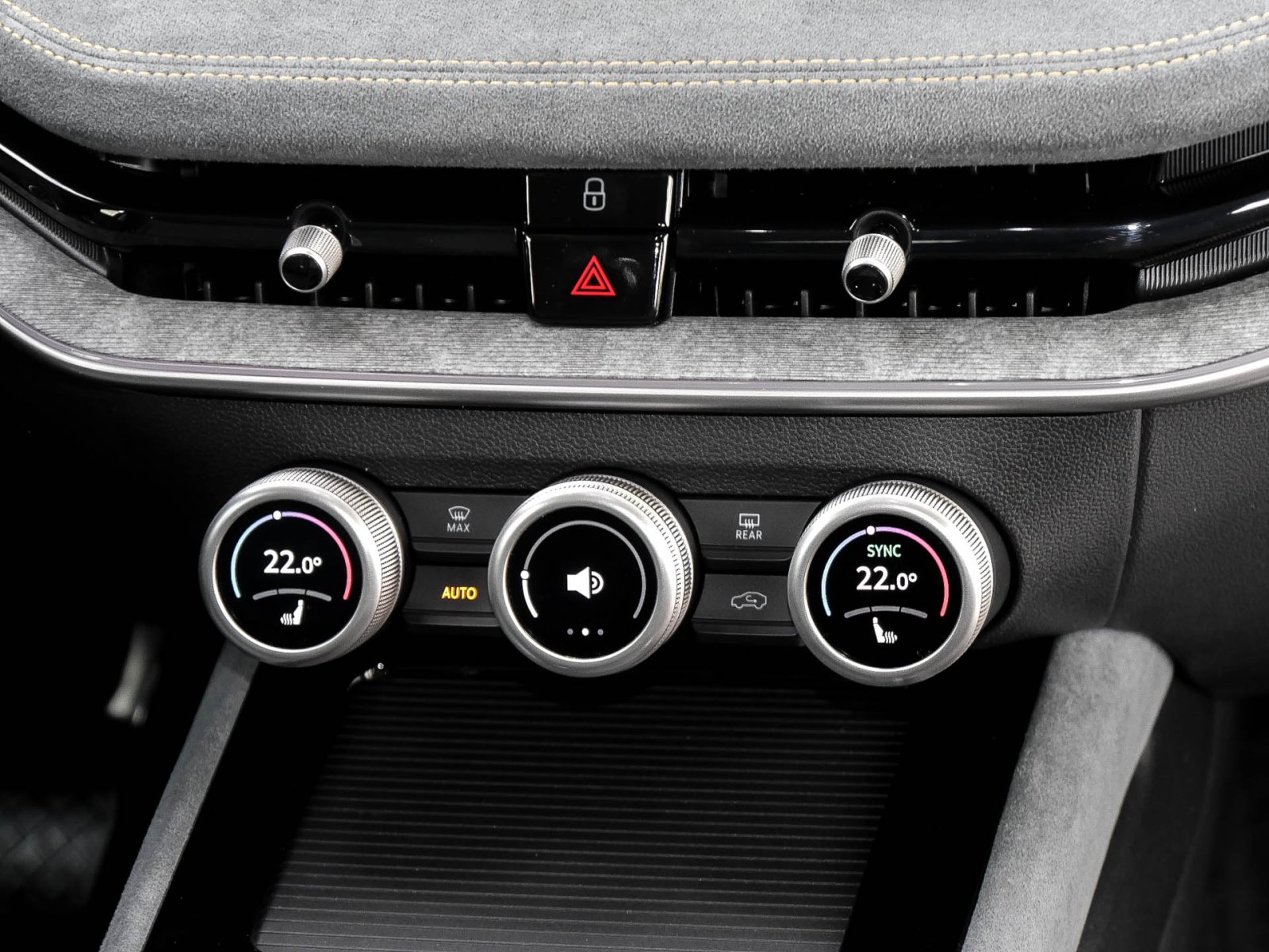 Skoda Superb Combi 2.0 DSG 4x4 SELECTION AHK HuD ACC NAV DCC 360Grad