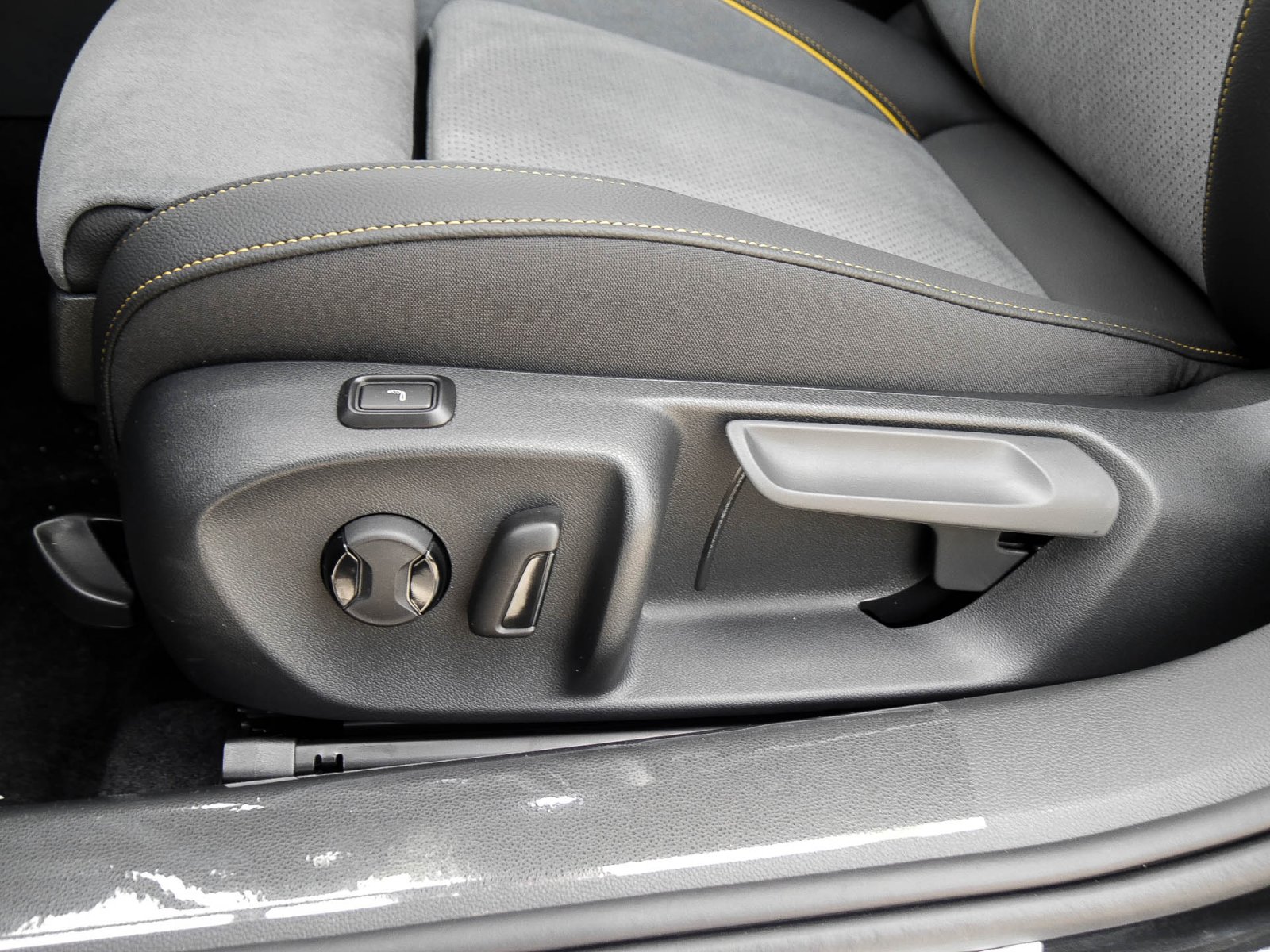 Skoda Superb Combi 2.0 DSG 4x4 SELECTION AHK HuD ACC NAV DCC 360Grad