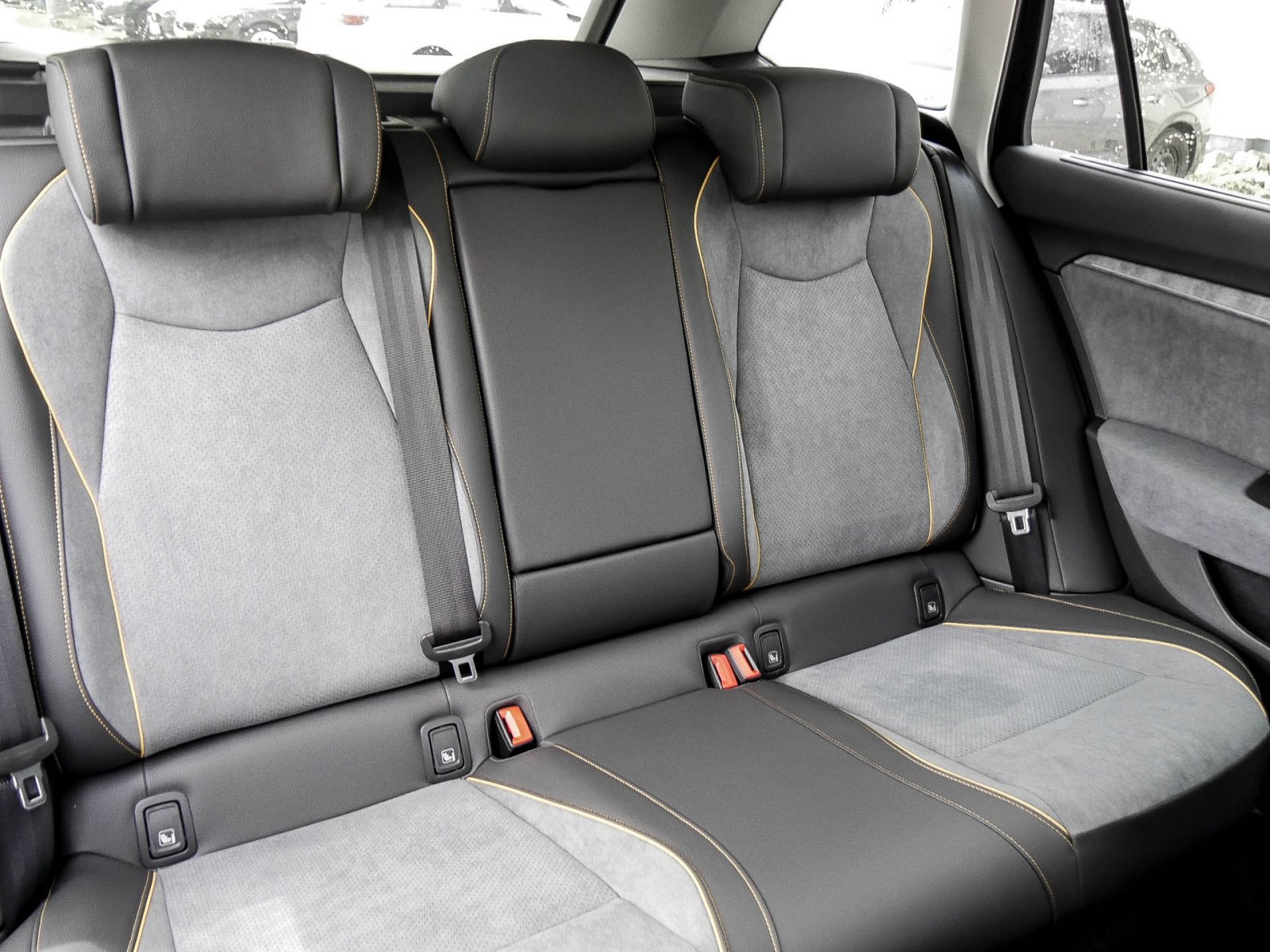 Skoda Superb Combi 2.0 DSG 4x4 SELECTION AHK HuD ACC NAV DCC 360Grad