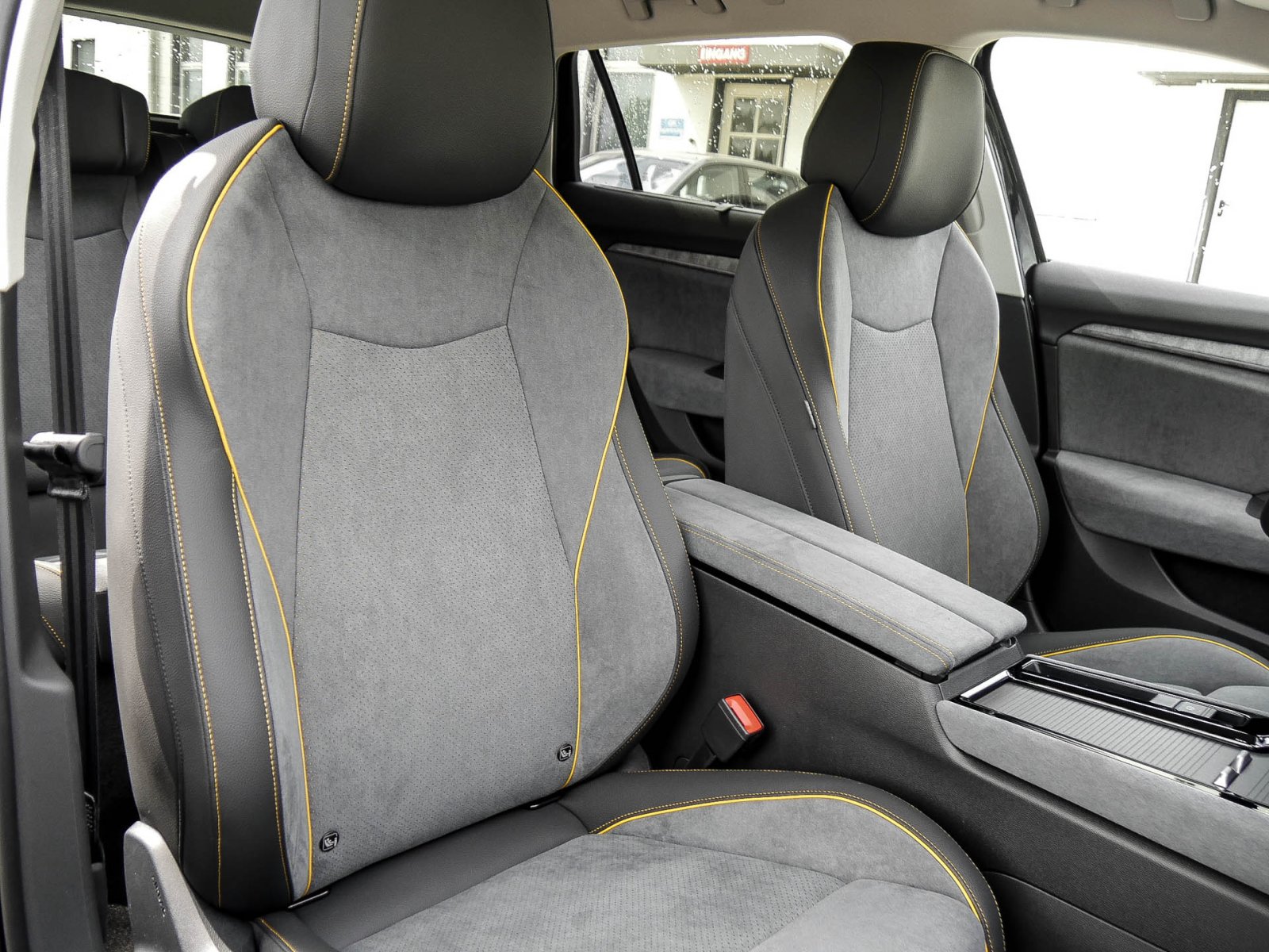 Skoda Superb Combi 2.0 DSG 4x4 SELECTION AHK HuD ACC NAV DCC 360Grad