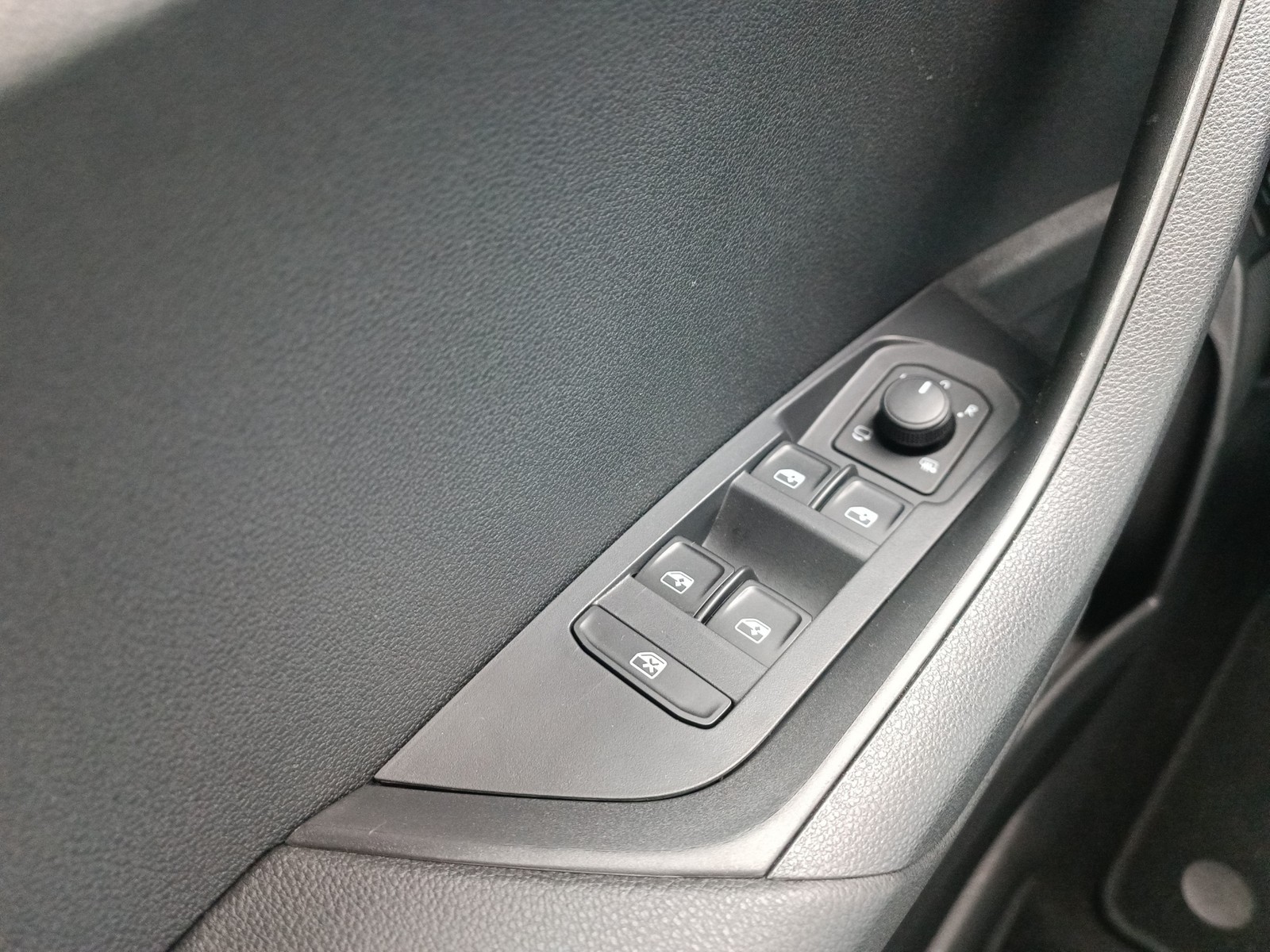 Skoda Karoq 1.5 Selection CAM SITZHEIZ MATRIX eKLAPPE