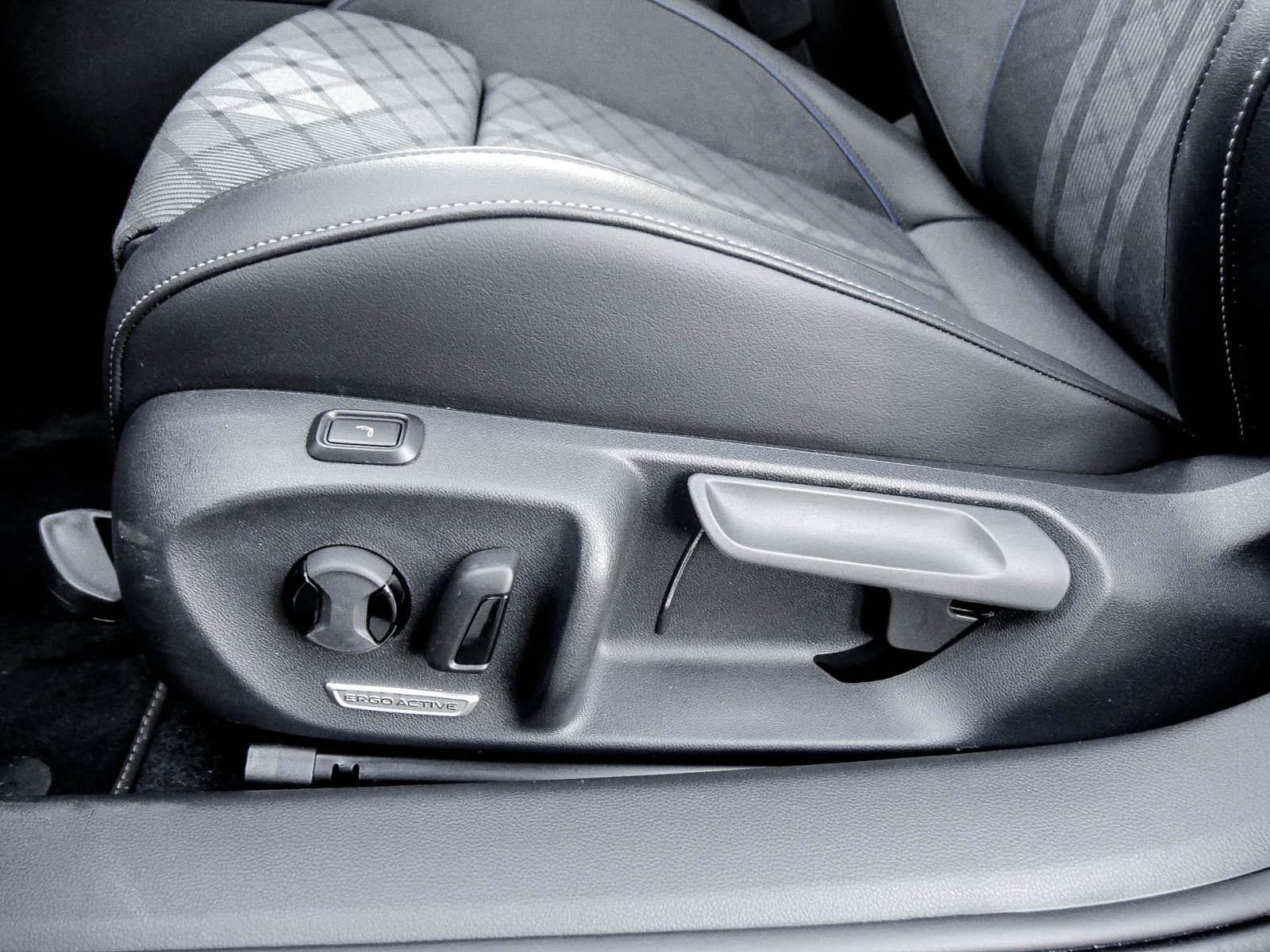 Volkswagen Passat Variant 1.5 Hybrid R-Line NEUES MODELL