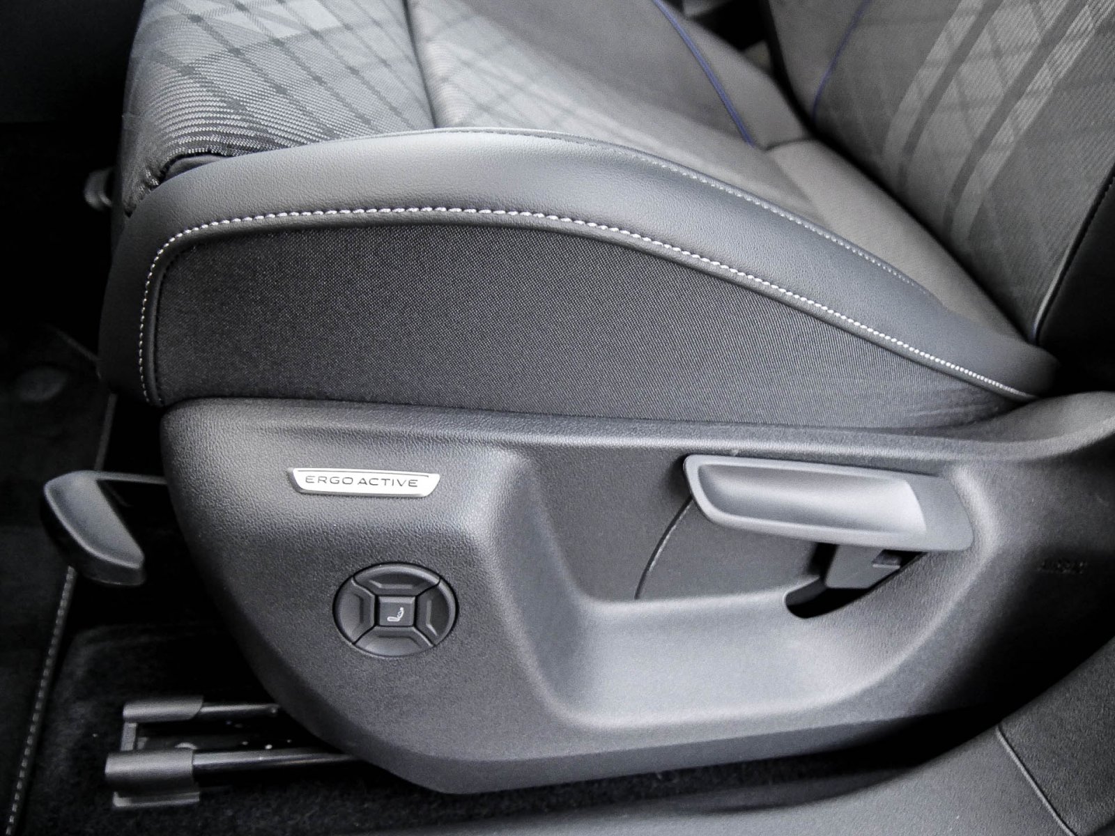Volkswagen Tiguan 2.0 R-Line KAMERA SITZHEIZUNG ALU19 NAVI