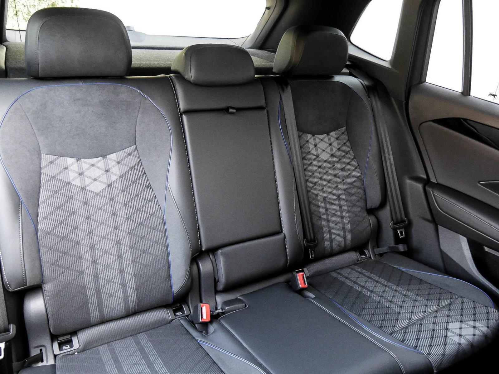 Volkswagen Tiguan 2.0 R-Line KAMERA SITZHEIZUNG ALU19 NAVI