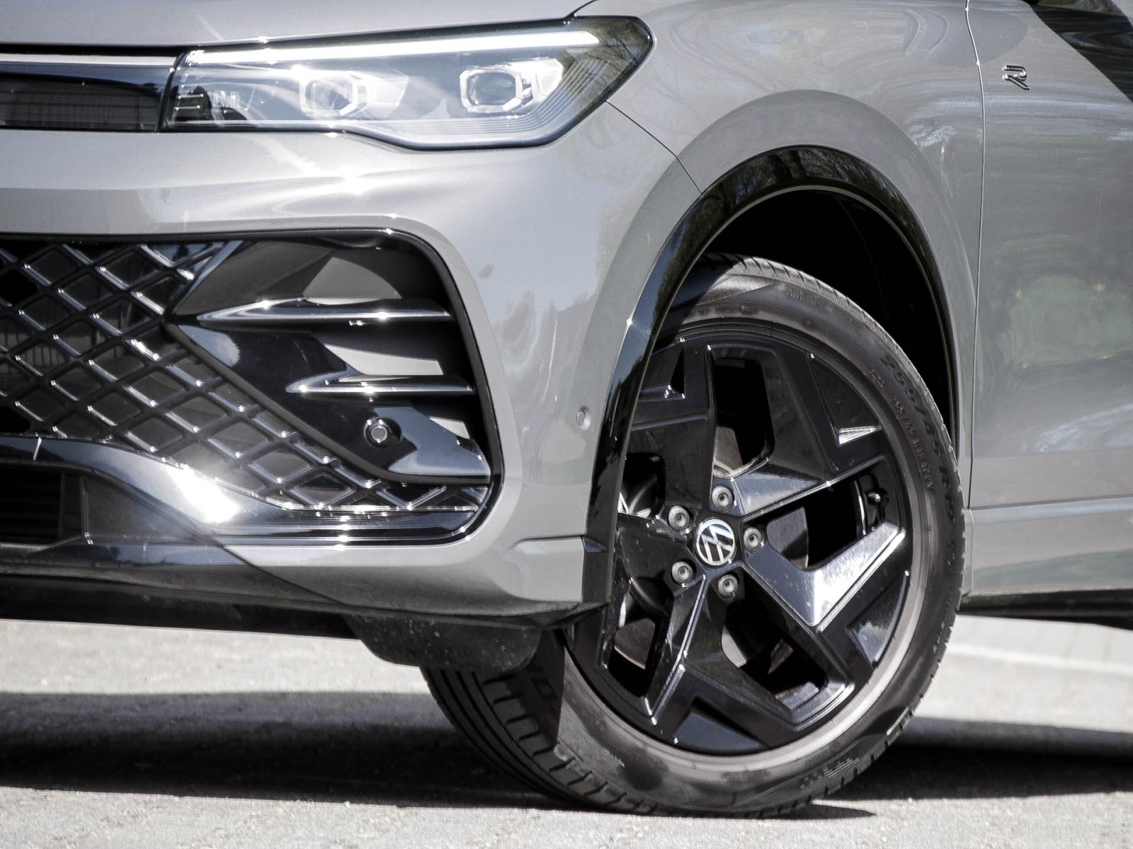 Volkswagen Tiguan 2.0 R-Line KAMERA SITZHEIZUNG ALU19 NAVI