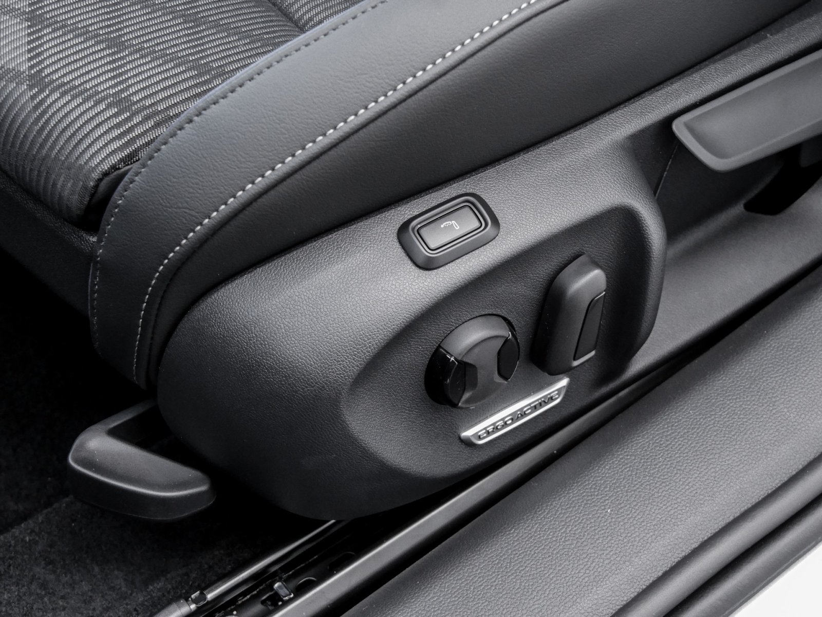 Volkswagen Passat Variant 2.0 TDI R-LINE DSG PANO AHK LM19 BLACKSTYLE