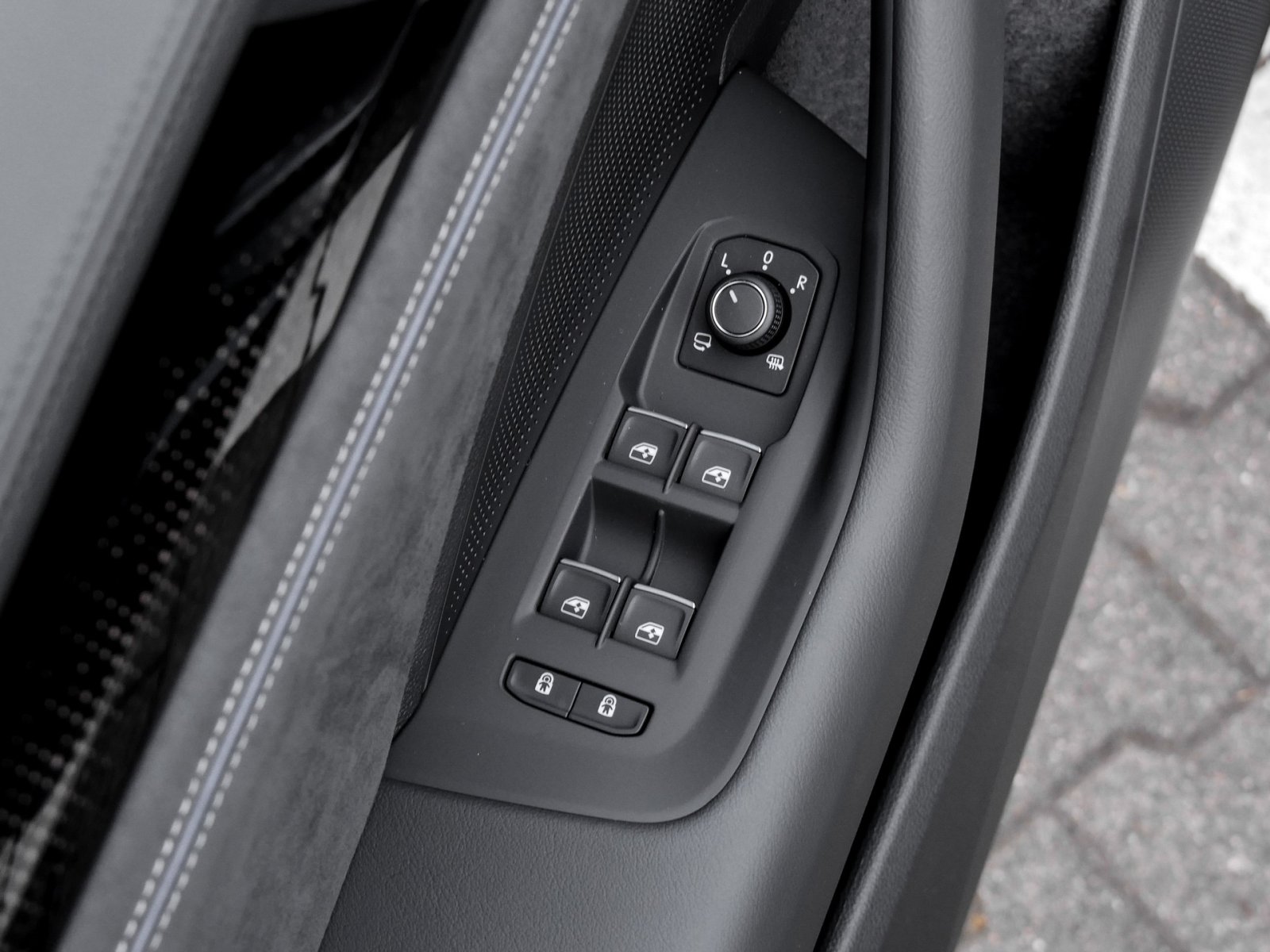 Volkswagen Passat Variant 2.0 TDI R-LINE DSG PANO AHK LM19 BLACKSTYLE