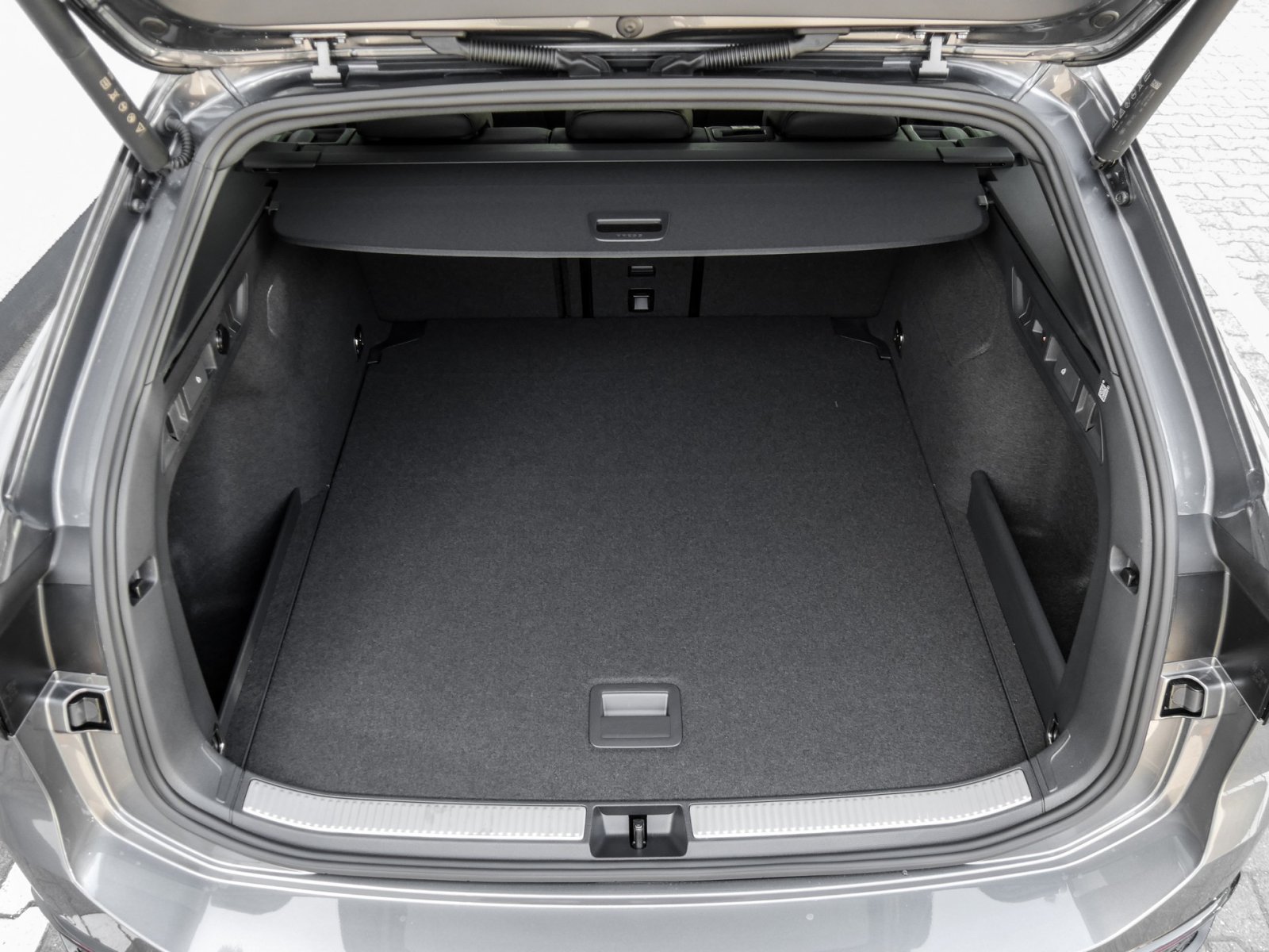 Volkswagen Passat Variant 2.0 TDI R-LINE DSG PANO AHK LM19 BLACKSTYLE