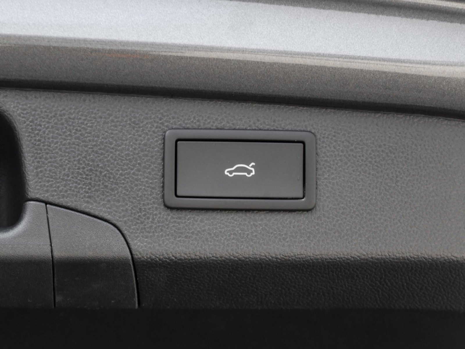 Volkswagen Passat Variant 2.0 TDI R-LINE DSG PANO AHK LM19 BLACKSTYLE