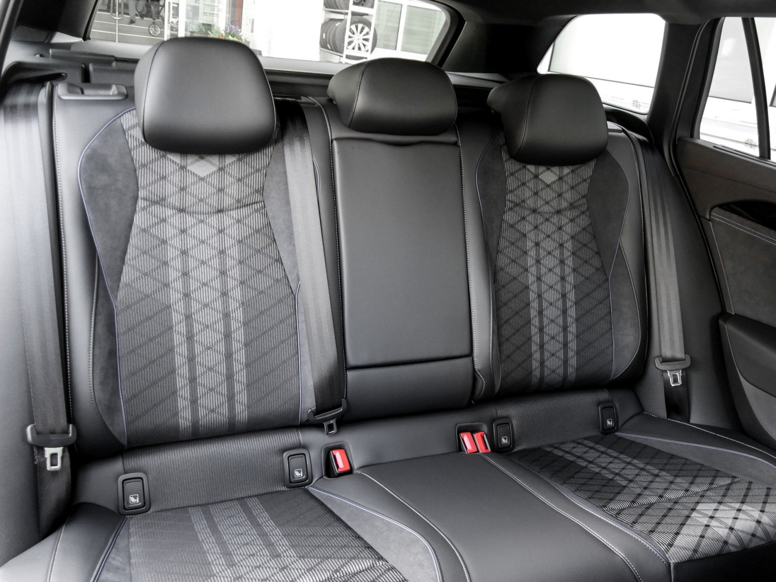 Volkswagen Passat Variant 2.0 TDI R-LINE DSG PANO AHK LM19 BLACKSTYLE