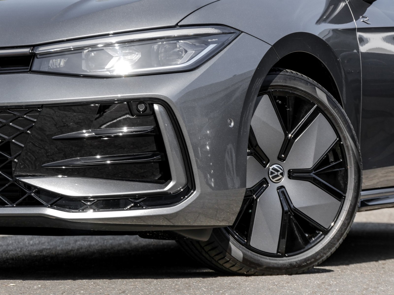 Volkswagen Passat Variant 2.0 TDI R-LINE DSG PANO AHK LM19 BLACKSTYLE