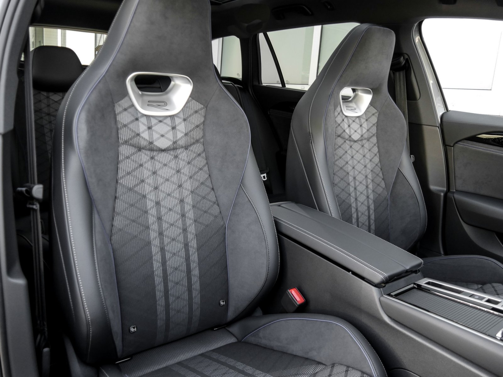 Volkswagen Passat Variant 2.0 TDI R-LINE DSG PANO AHK LM19 BLACKSTYLE