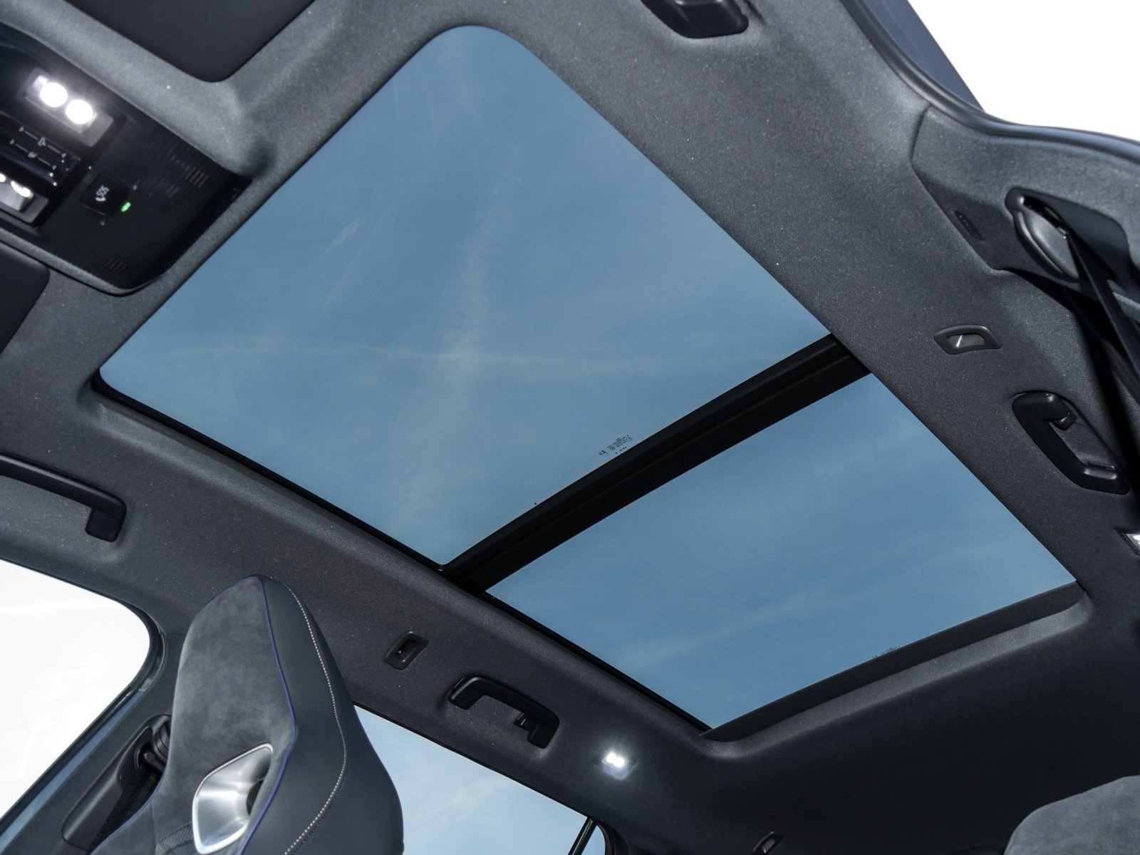 Volkswagen Passat Variant 2.0 TDI R-LINE DSG PANO AHK LM19 BLACKSTYLE