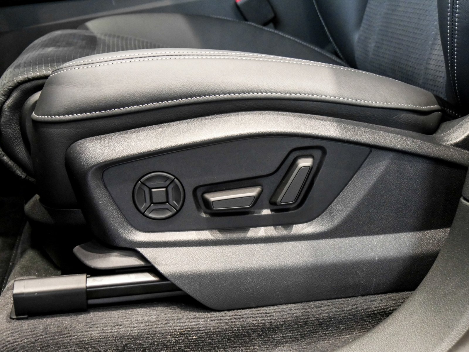 Audi Q8 TFSI e quattro tiptronic S Line Business AHK+B&O+HDMatrixLED+ISOFIX