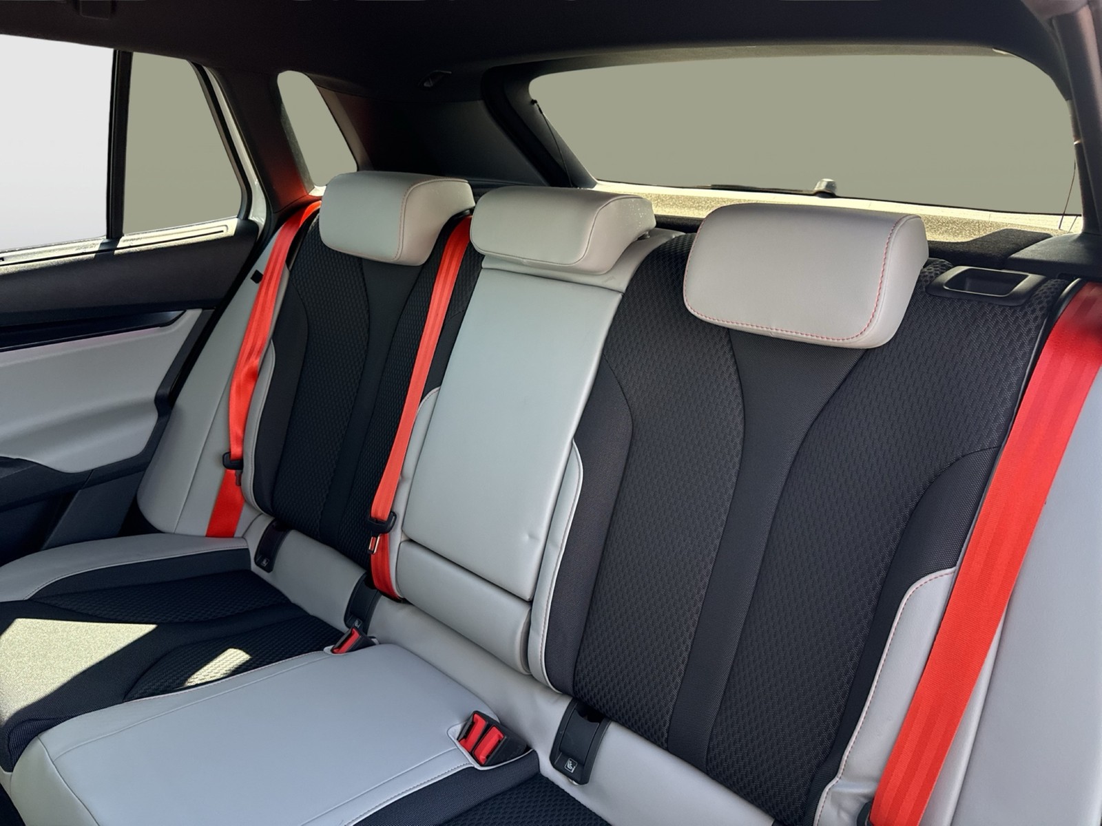 Skoda Elroq 85 LODGE WÄRMEPUMPE AHK 360°CAM ACC LM20