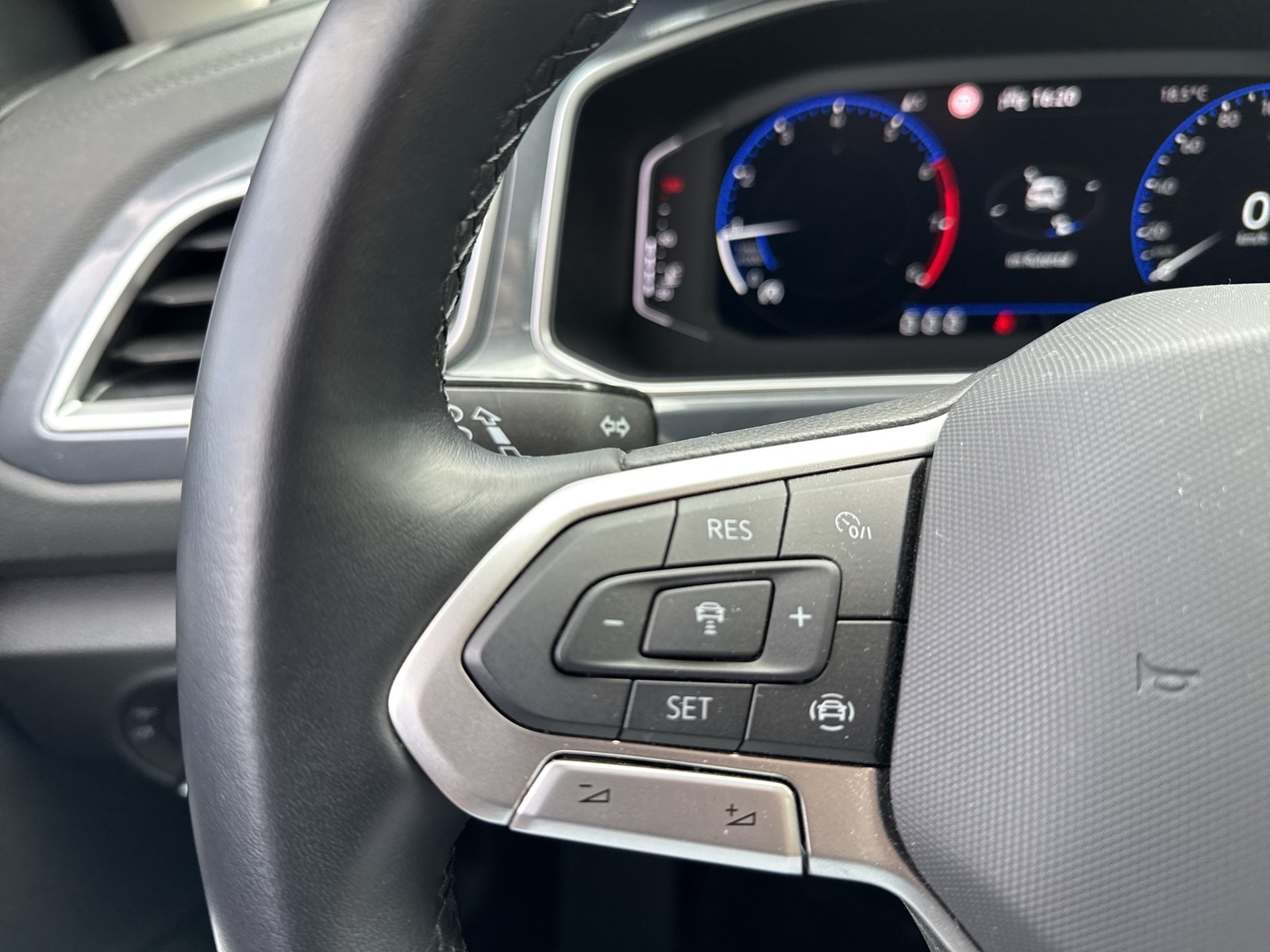 Volkswagen T-Roc 1.0 STYLE STANDHZ. AHK KAMERA NAVI ALU17
