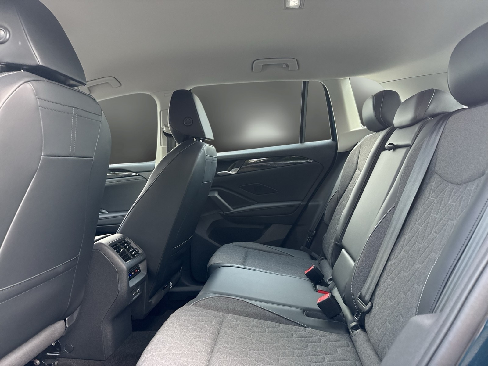 Volkswagen Tiguan 2.0 LIFE 4X4 STANDHZ. AHK CAM ACC NAVI