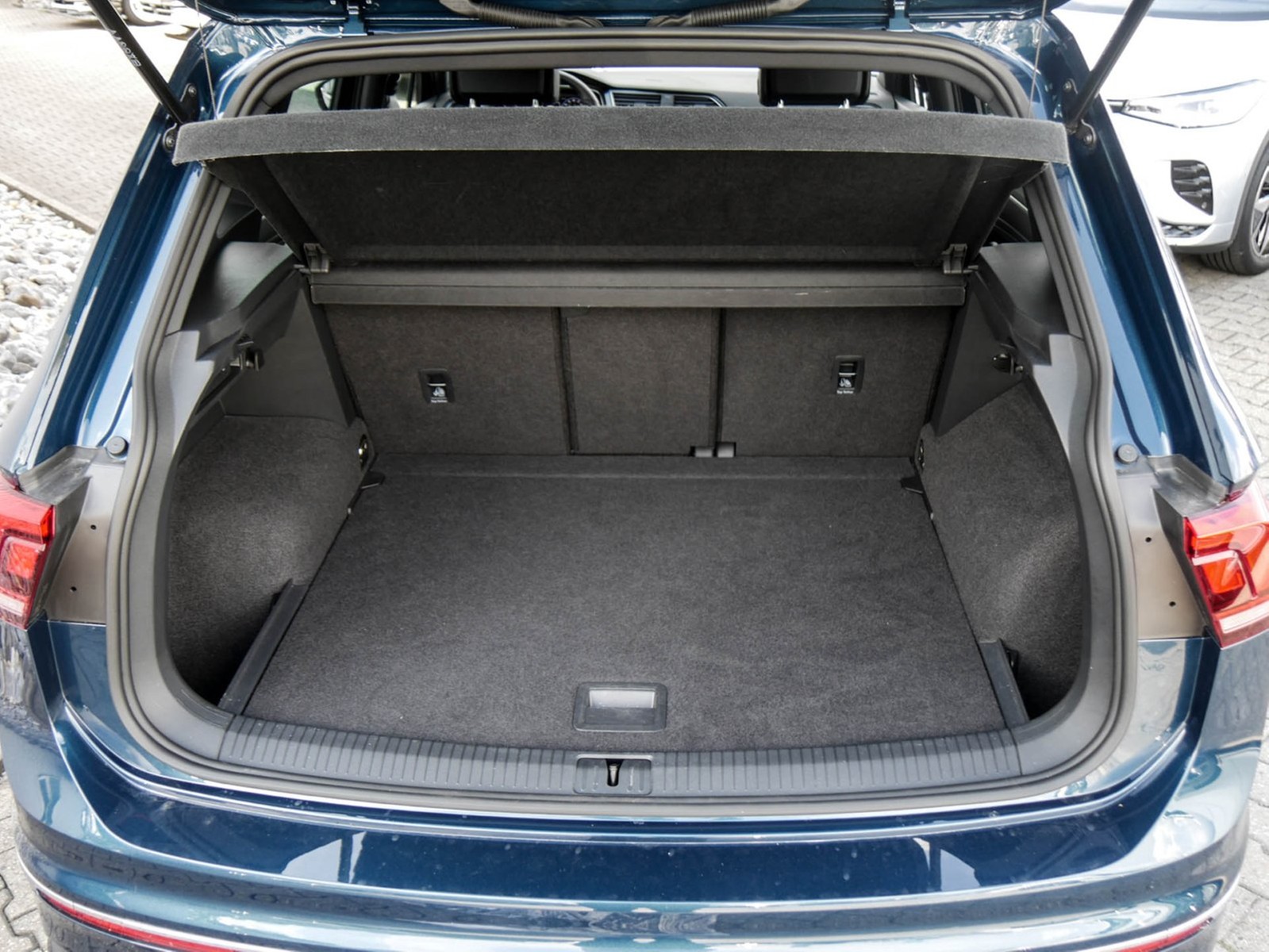 Volkswagen Tiguan 2.0 R-LINE 4X4 AHK CAM ACC LM19 NAVI