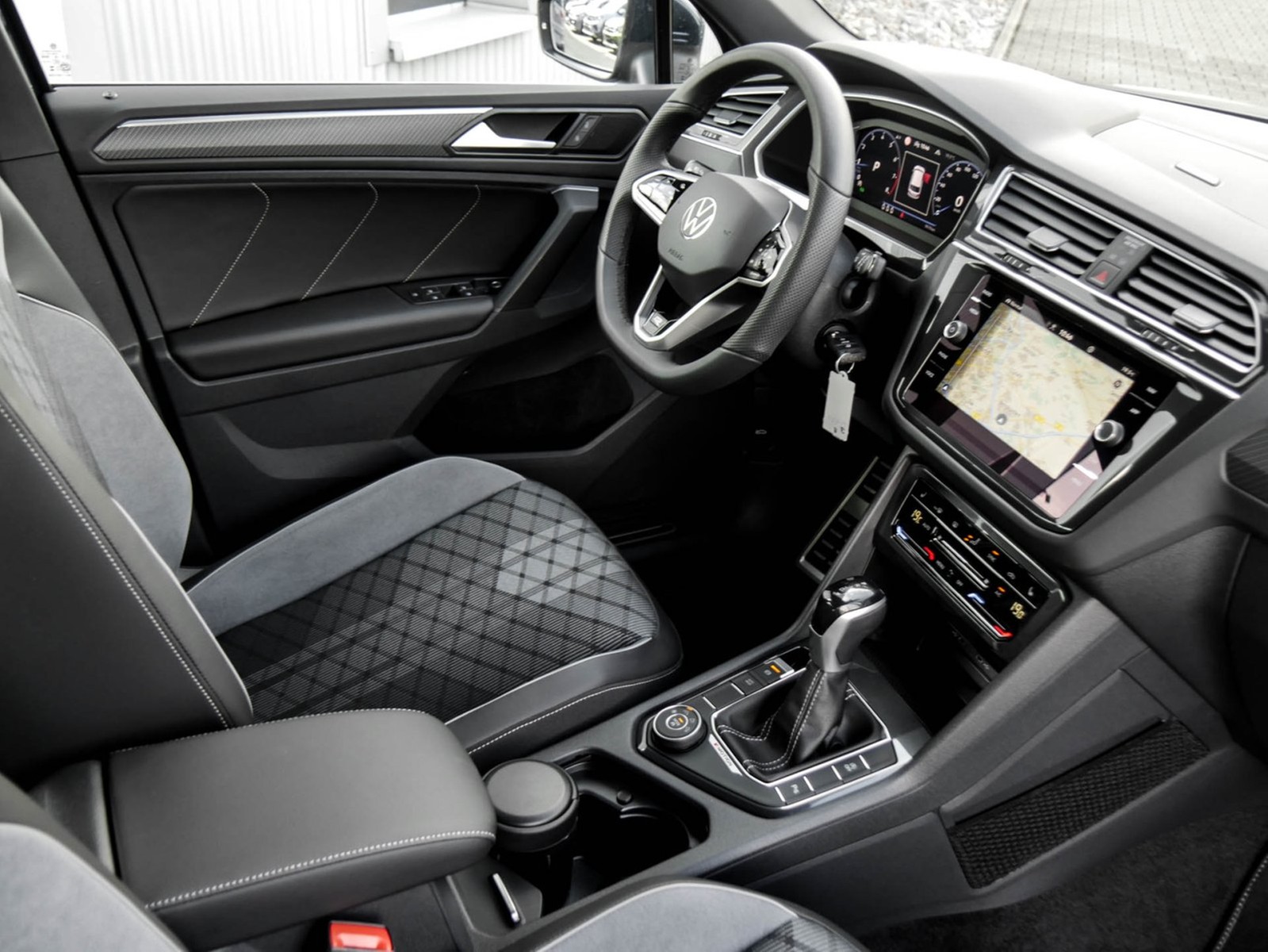 Volkswagen Tiguan 2.0 R-LINE 4X4 AHK CAM ACC LM19 NAVI