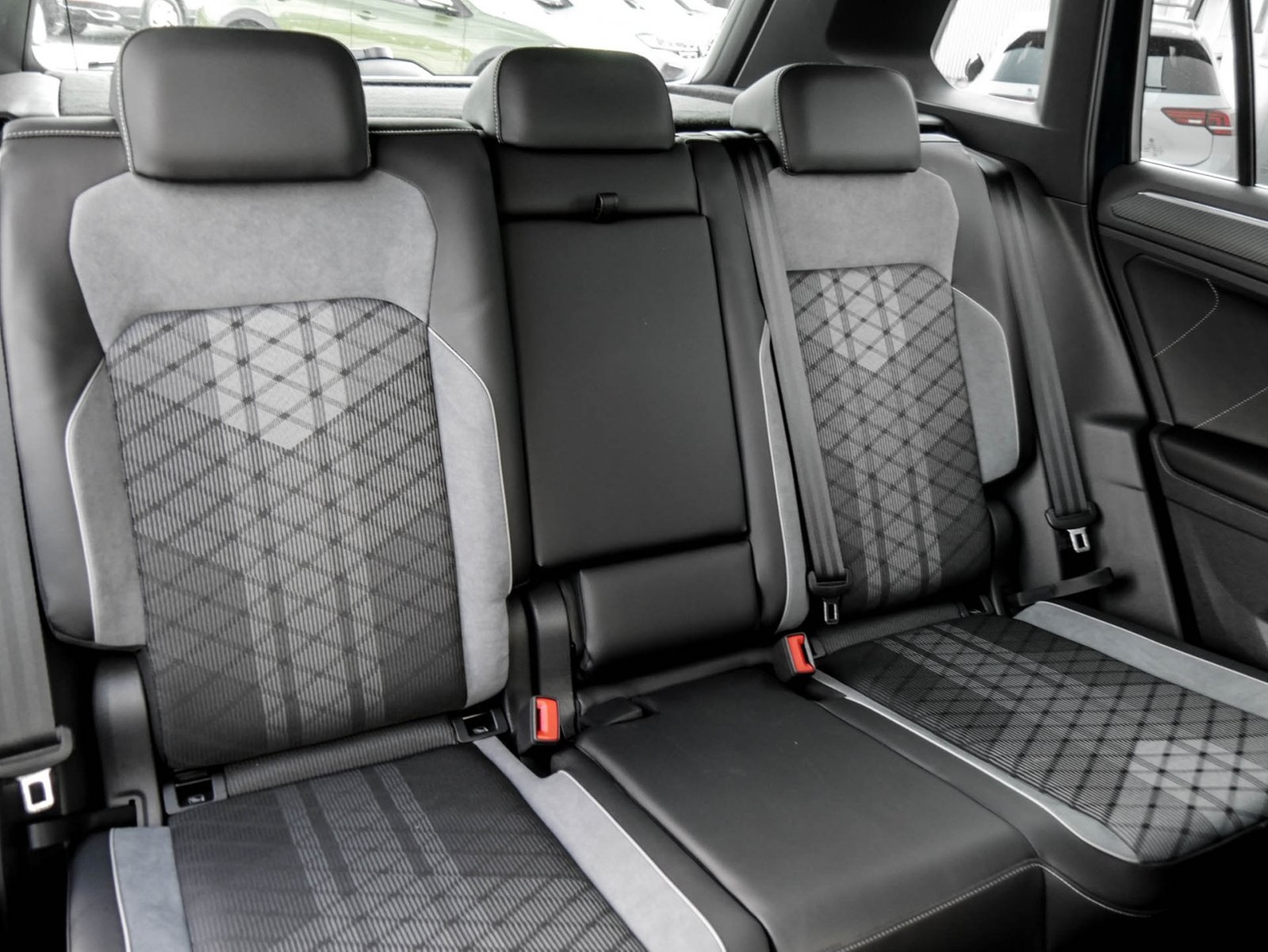 Volkswagen Tiguan 2.0 R-LINE 4X4 AHK CAM ACC LM19 NAVI