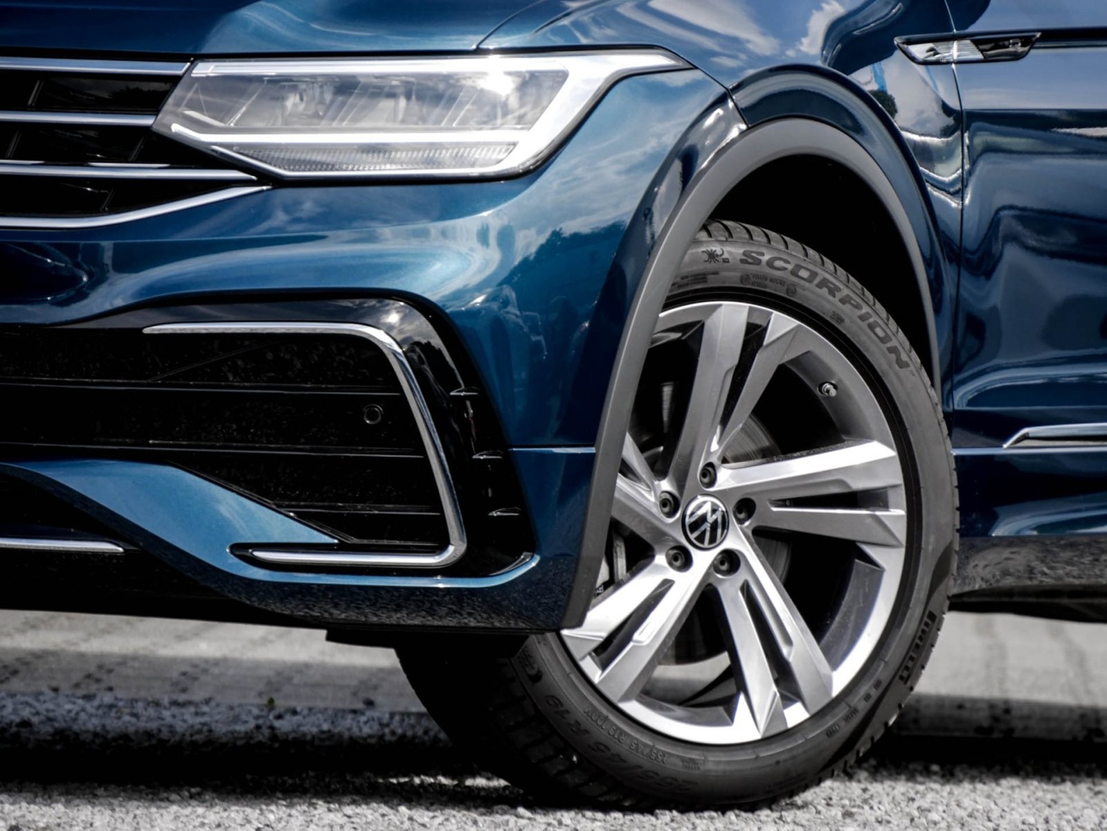 Volkswagen Tiguan 2.0 R-LINE 4X4 AHK CAM ACC LM19 NAVI