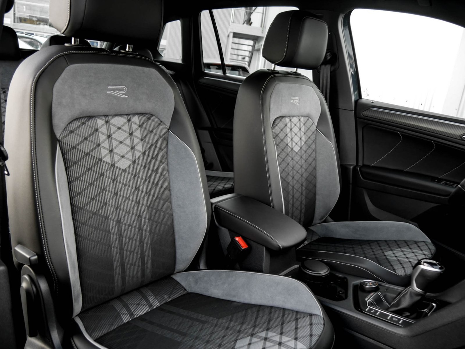 Volkswagen Tiguan 2.0 R-LINE 4X4 AHK CAM ACC LM19 NAVI