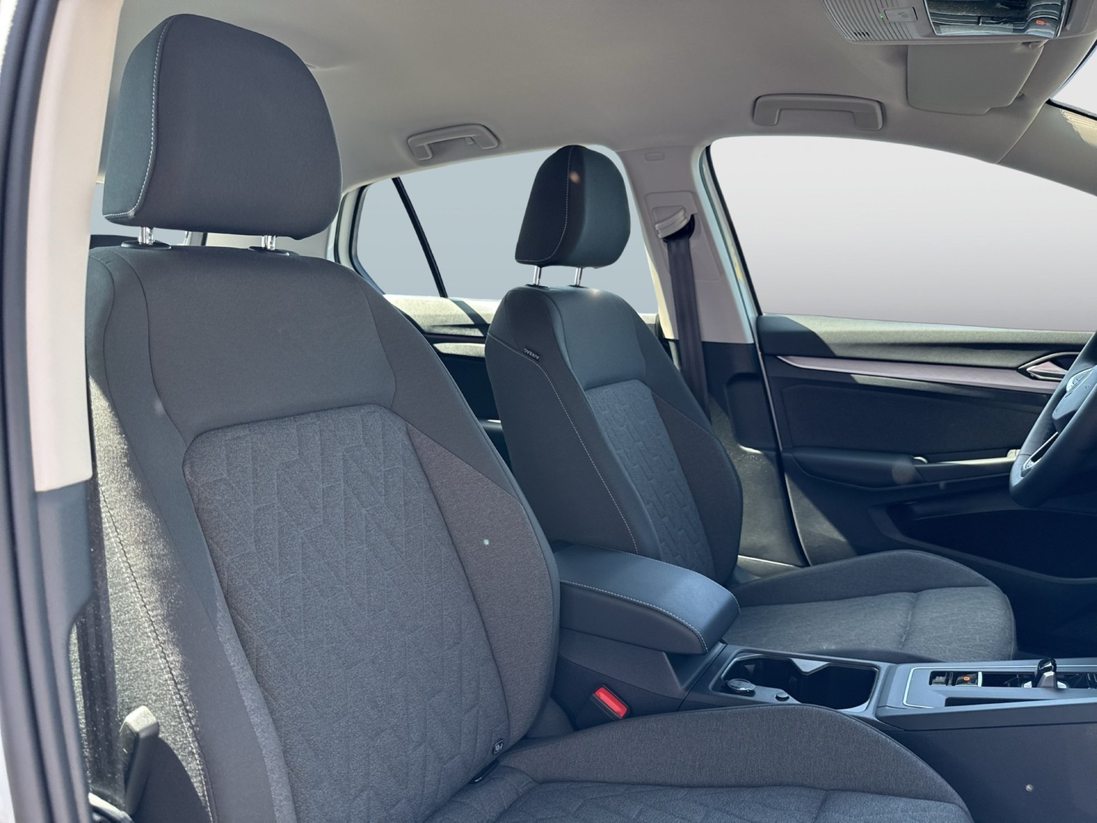 Volkswagen Golf VIII 1.5 eTSI LIFE CAM ACC CARPLAY SITZHEIZ