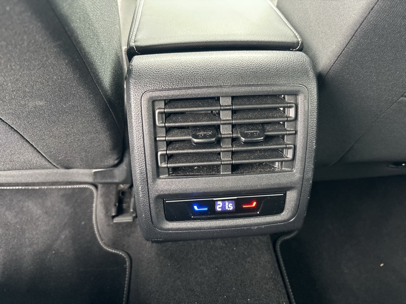 Volkswagen Golf VIII 1.0 eTSI MOVE CARPLAY ALU SITZHEIZUNG