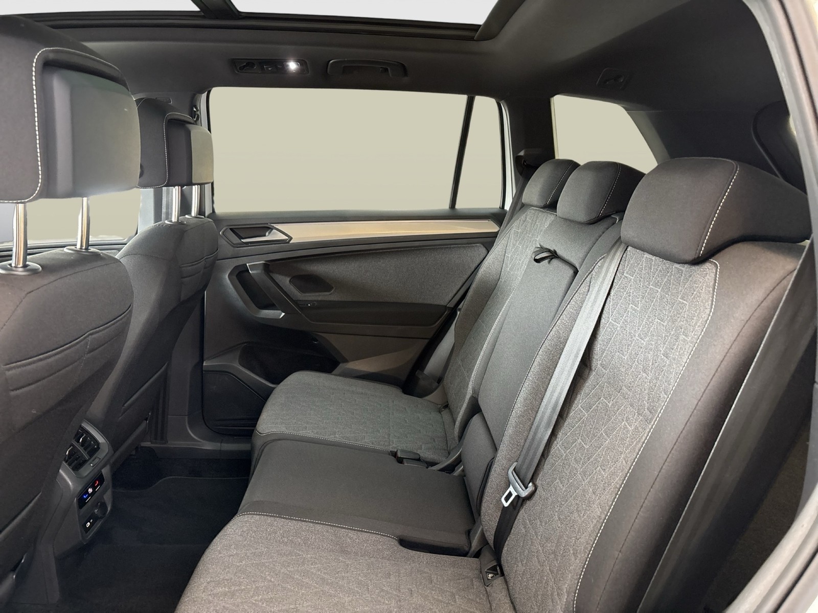 Volkswagen Tiguan Allspace 2.0 MOVE 4X4 PANO AHK CAM LM19