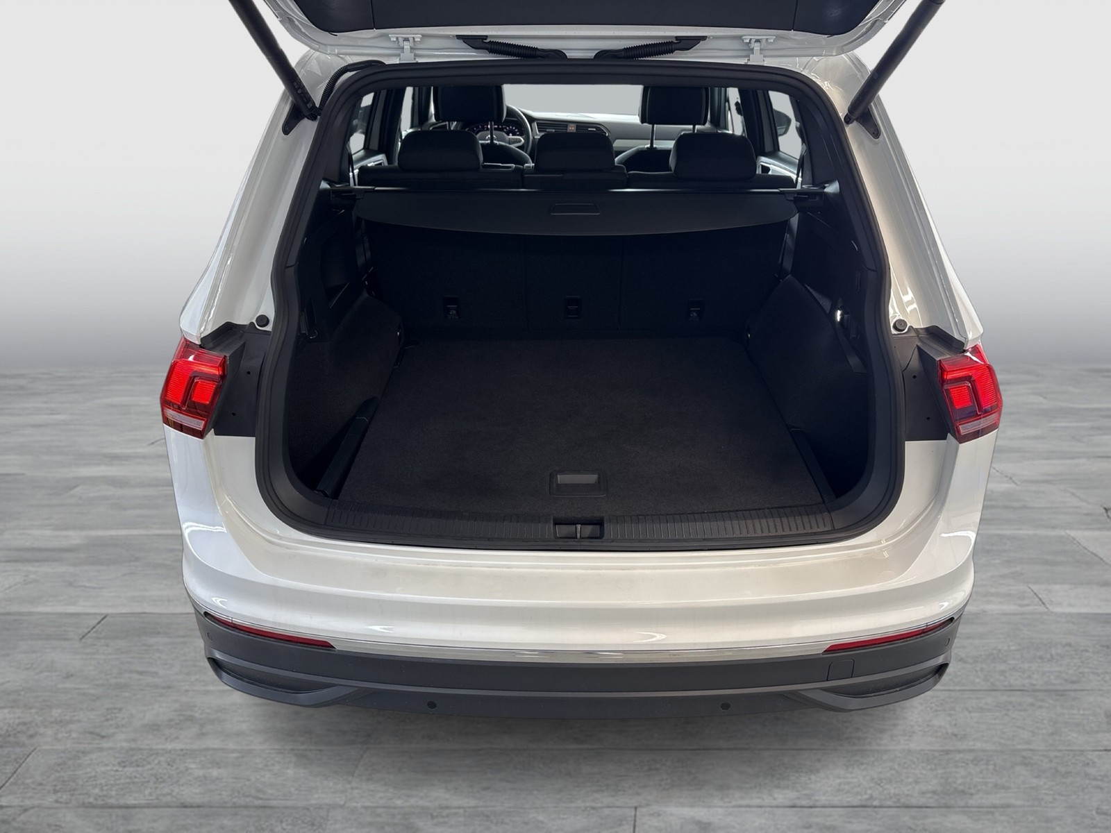Volkswagen Tiguan Allspace 2.0 MOVE 4X4 PANO AHK CAM LM19
